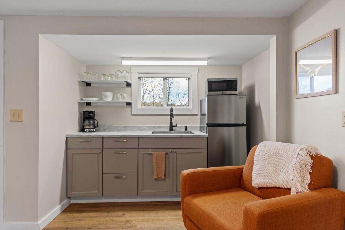 43 Oak Street, Boothbay Harbor, ME, 04538