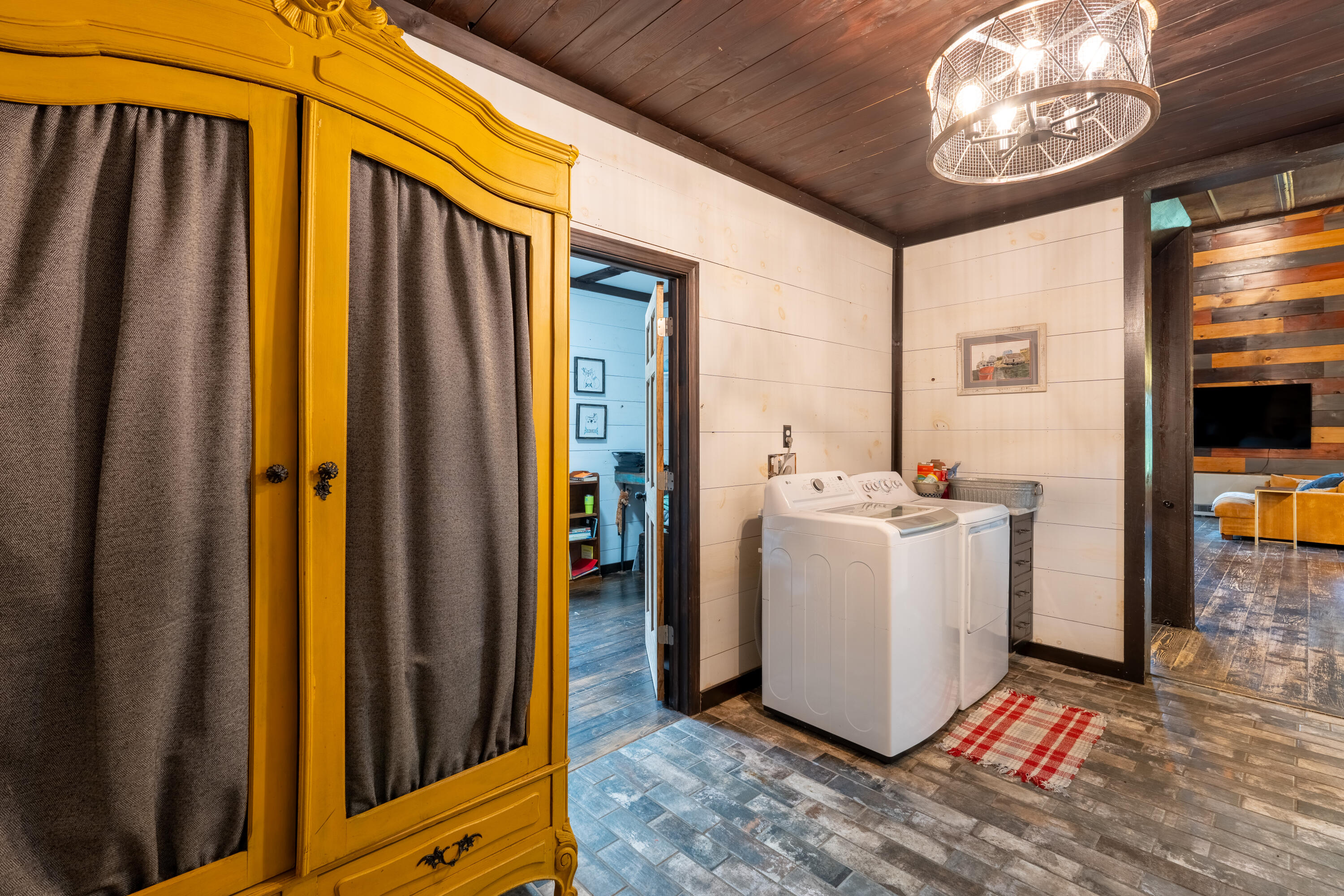 42 East Oxford Road, Paris, ME, 04281