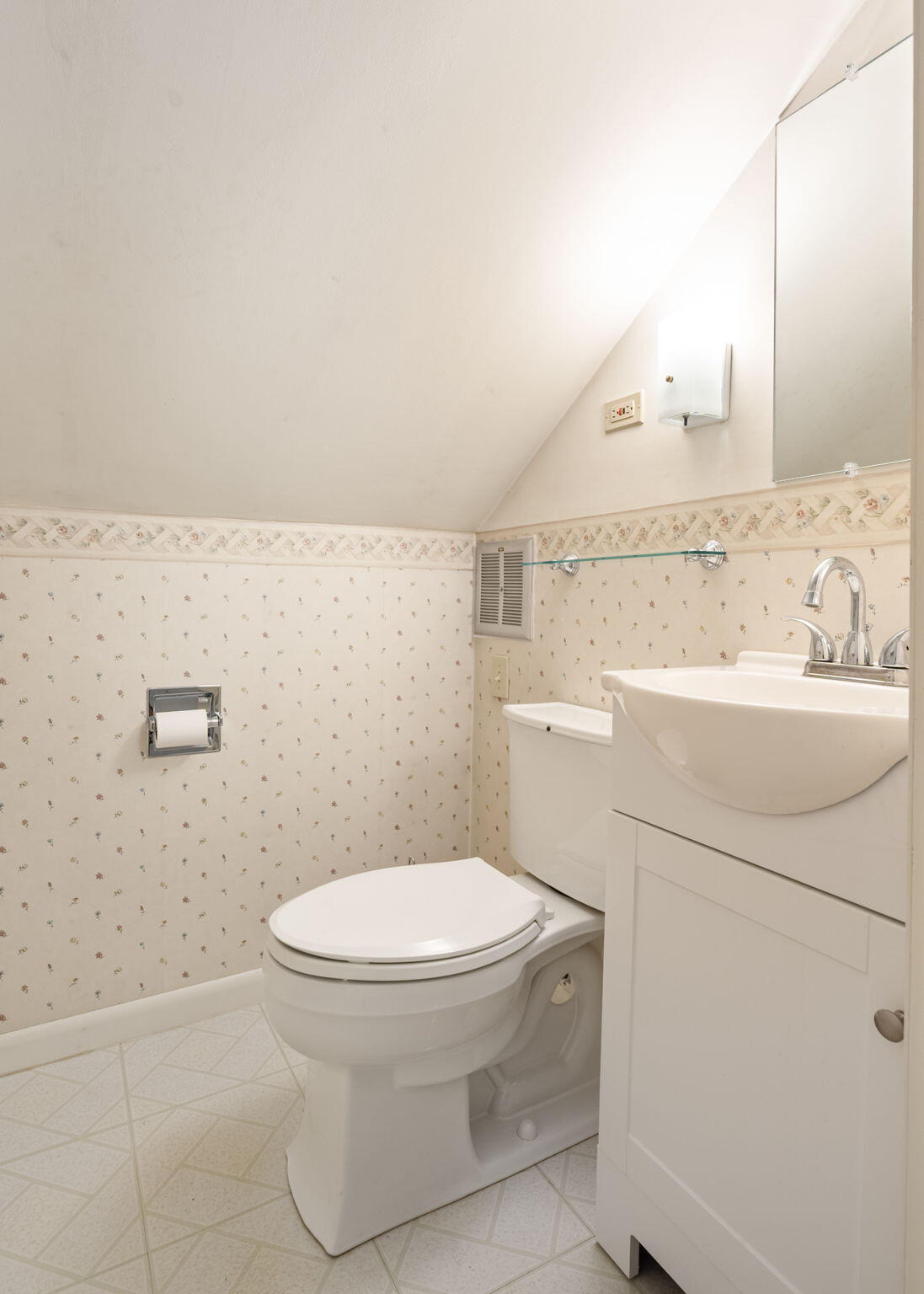 9 Elmwood Avenue, Yarmouth, ME 04096 Half Bath