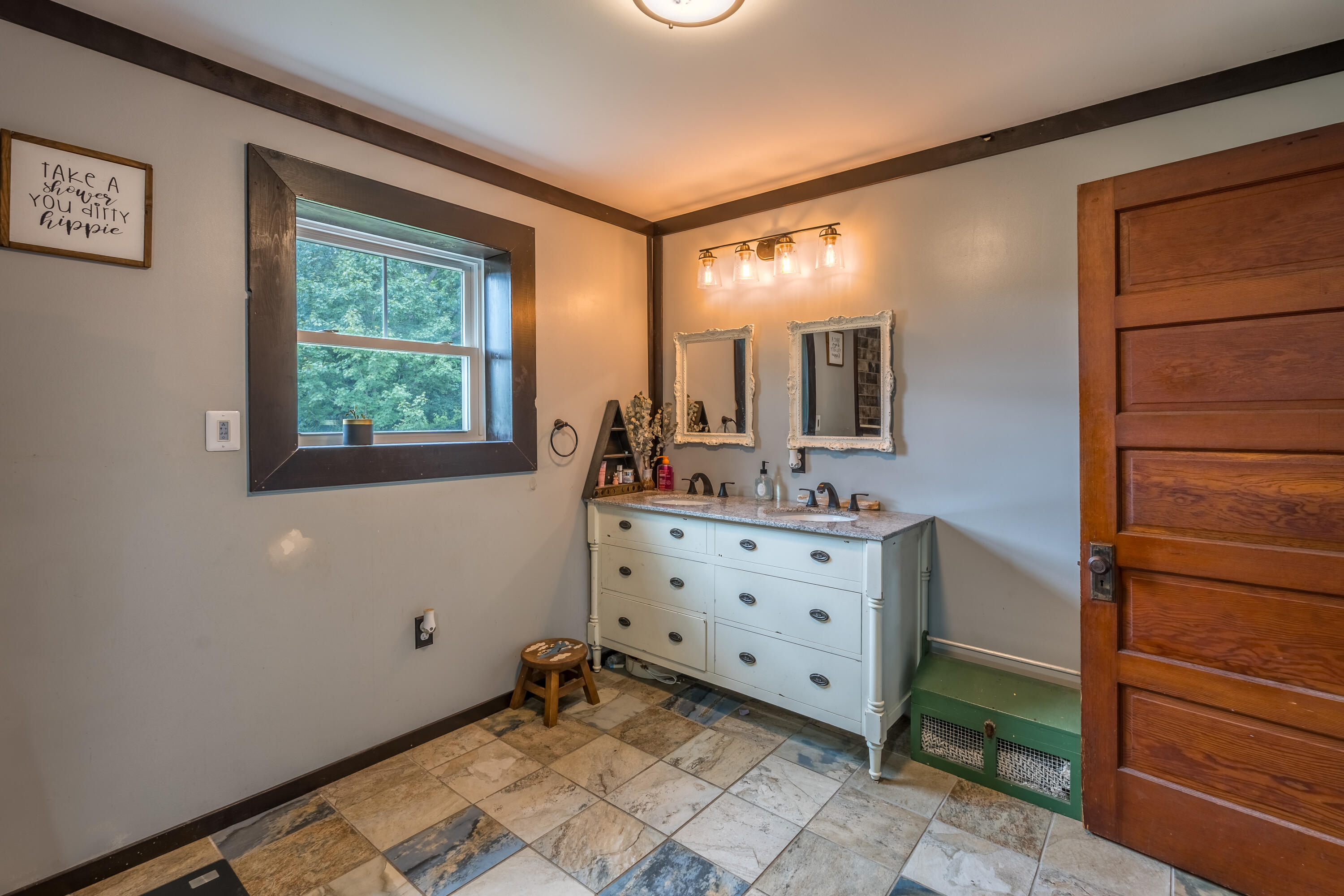 42 East Oxford Road, Paris, ME, 04281