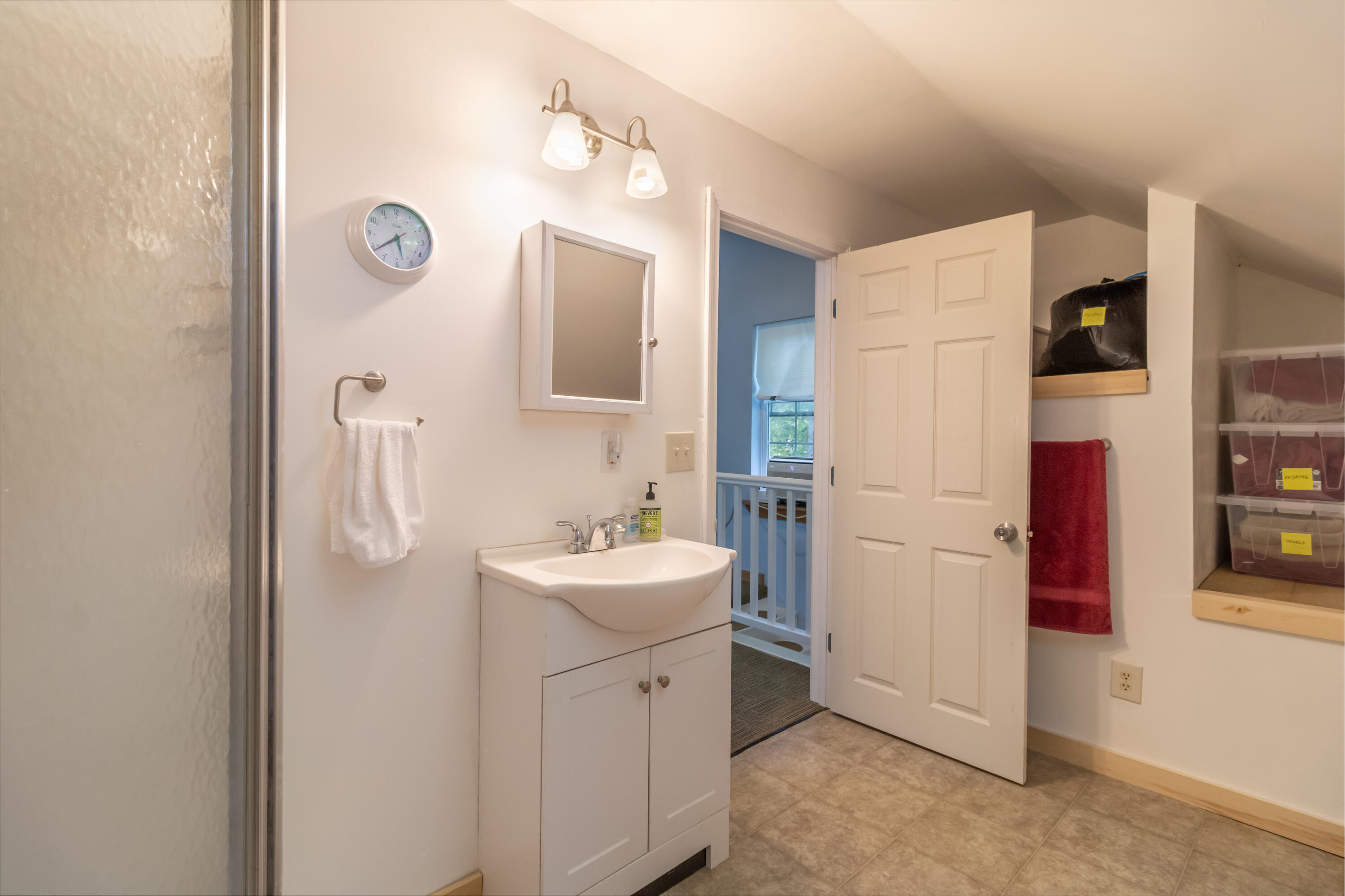 Full bath 2nd floor
