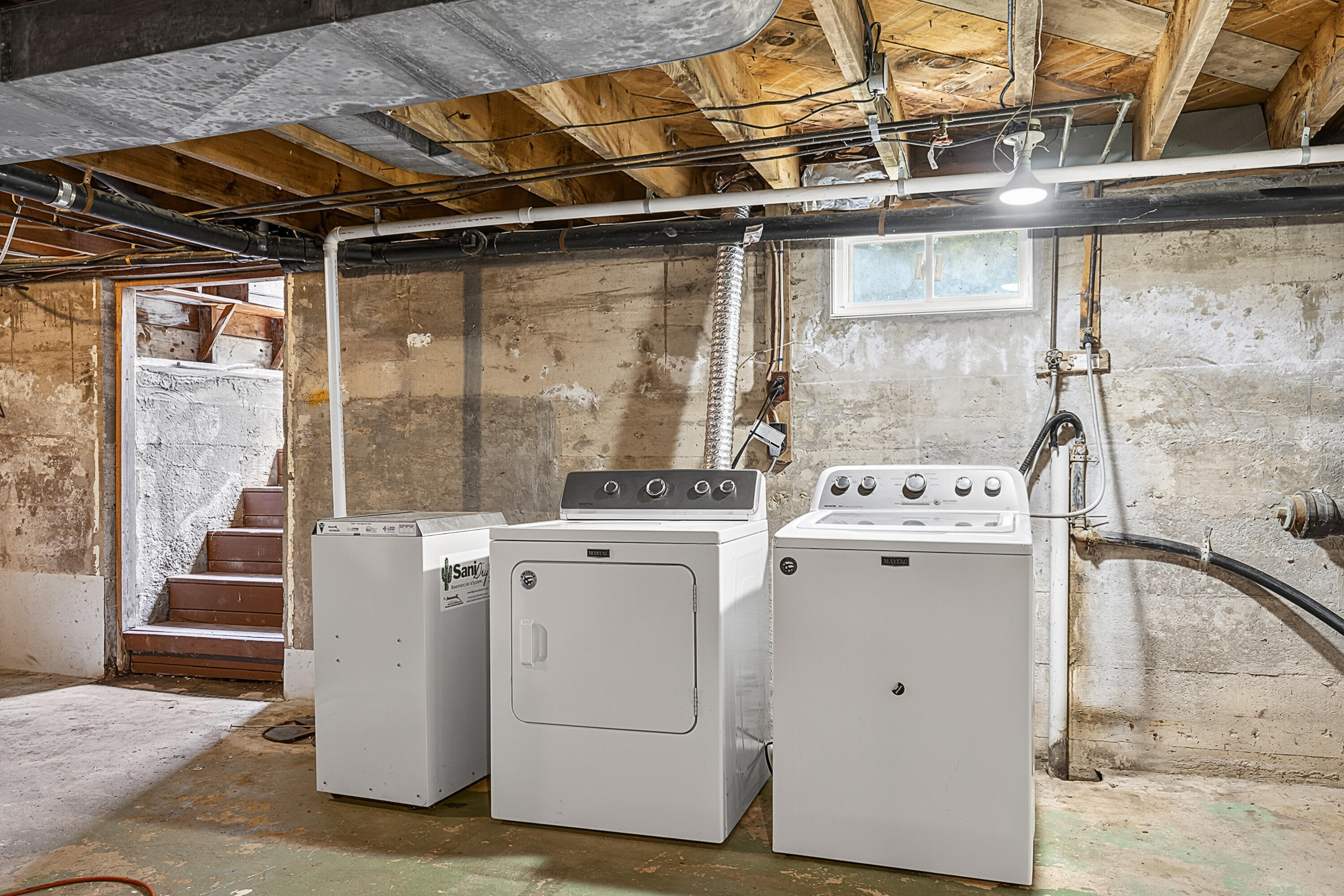 505 Foreside Road, Topsham, ME 04086 Dehumidifier in photo does not convey.