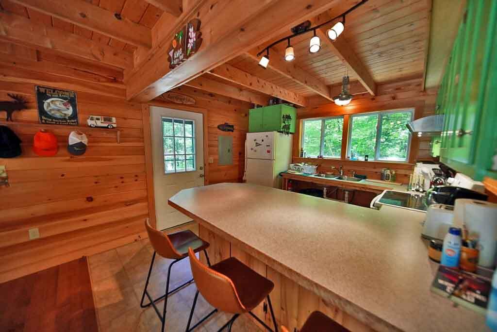 lake-vacation-home-kitchen