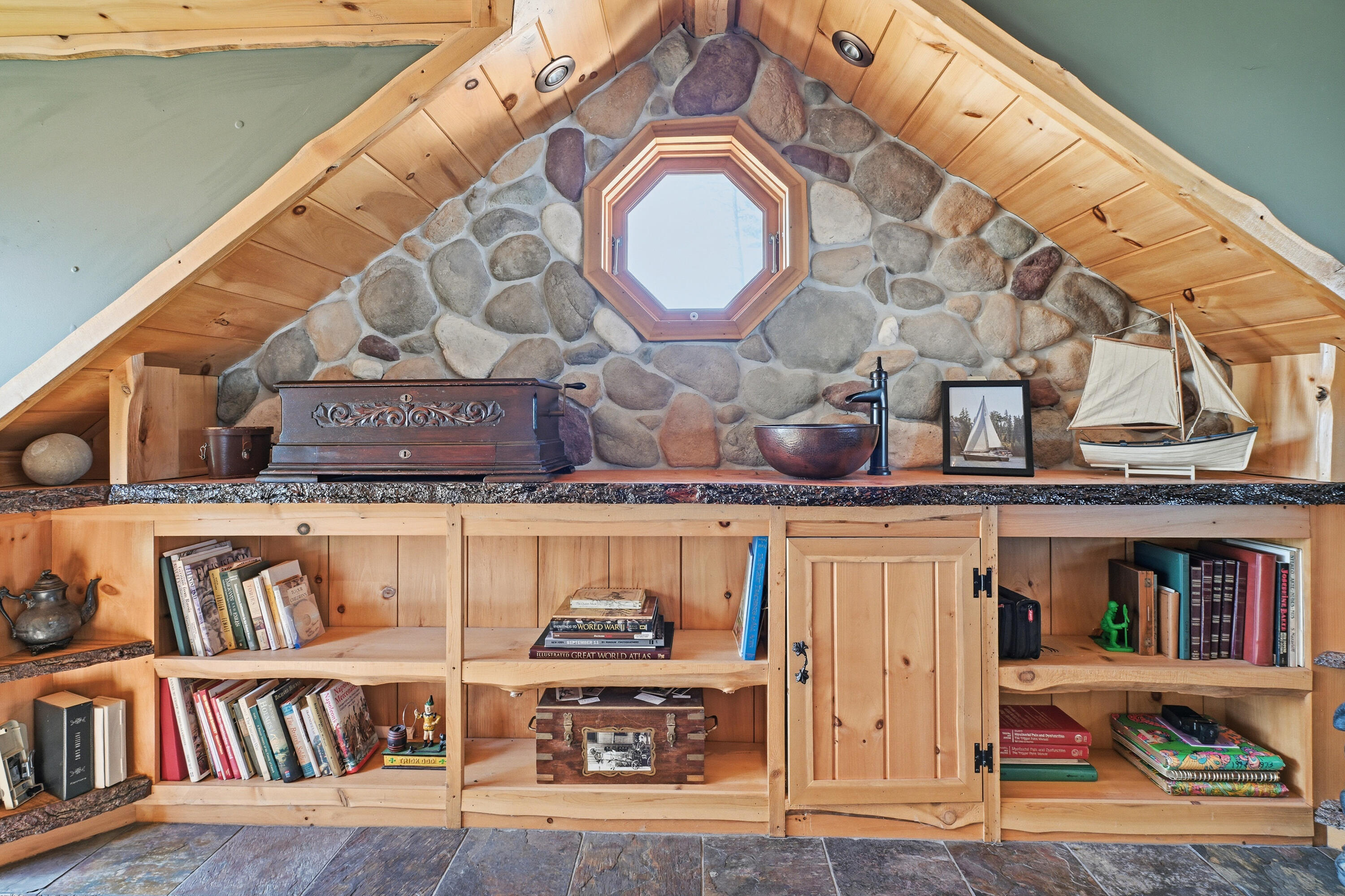 99 Abena Shores, Belgrade, ME, 04917