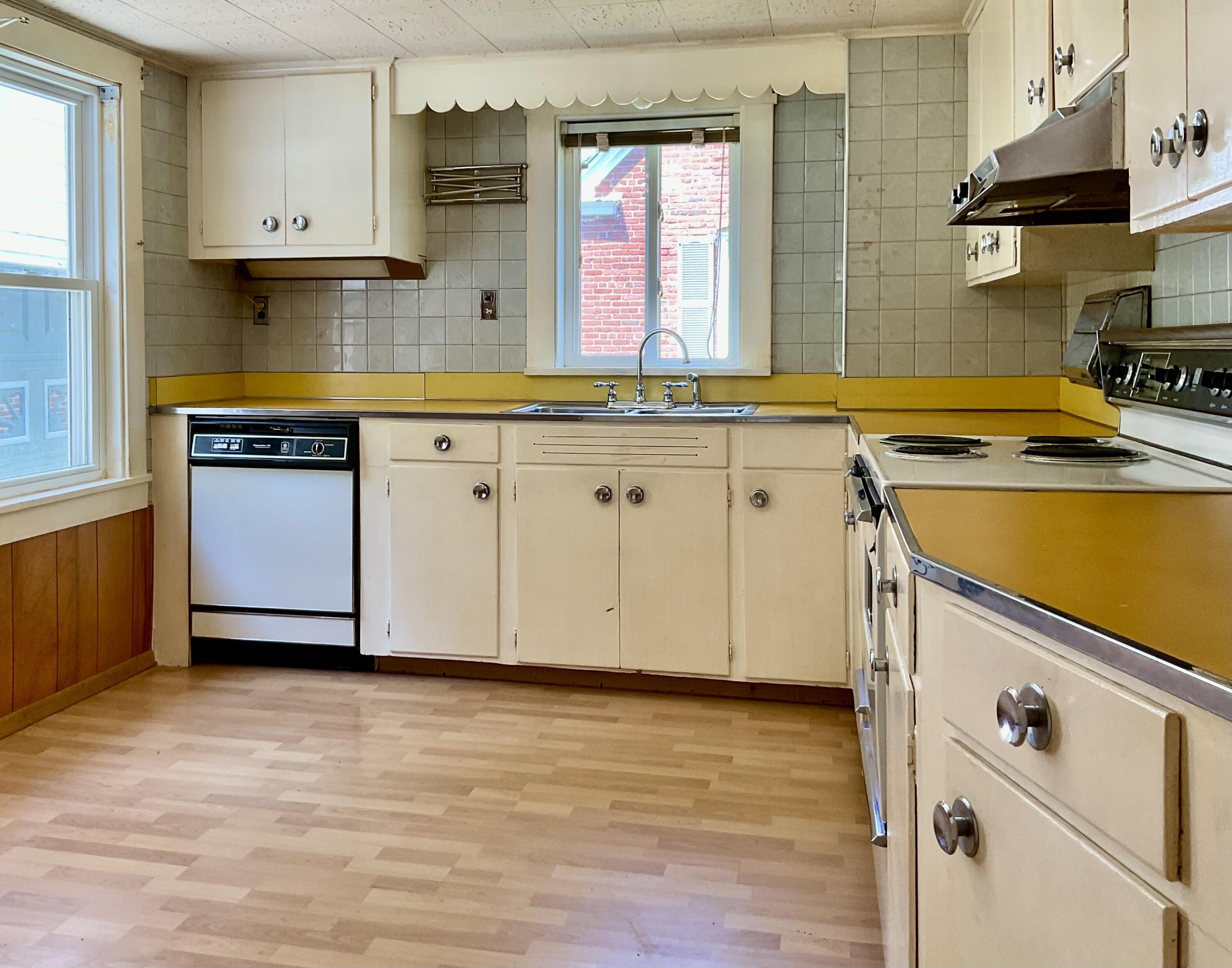 LARGE EAT-IN KITCHEN