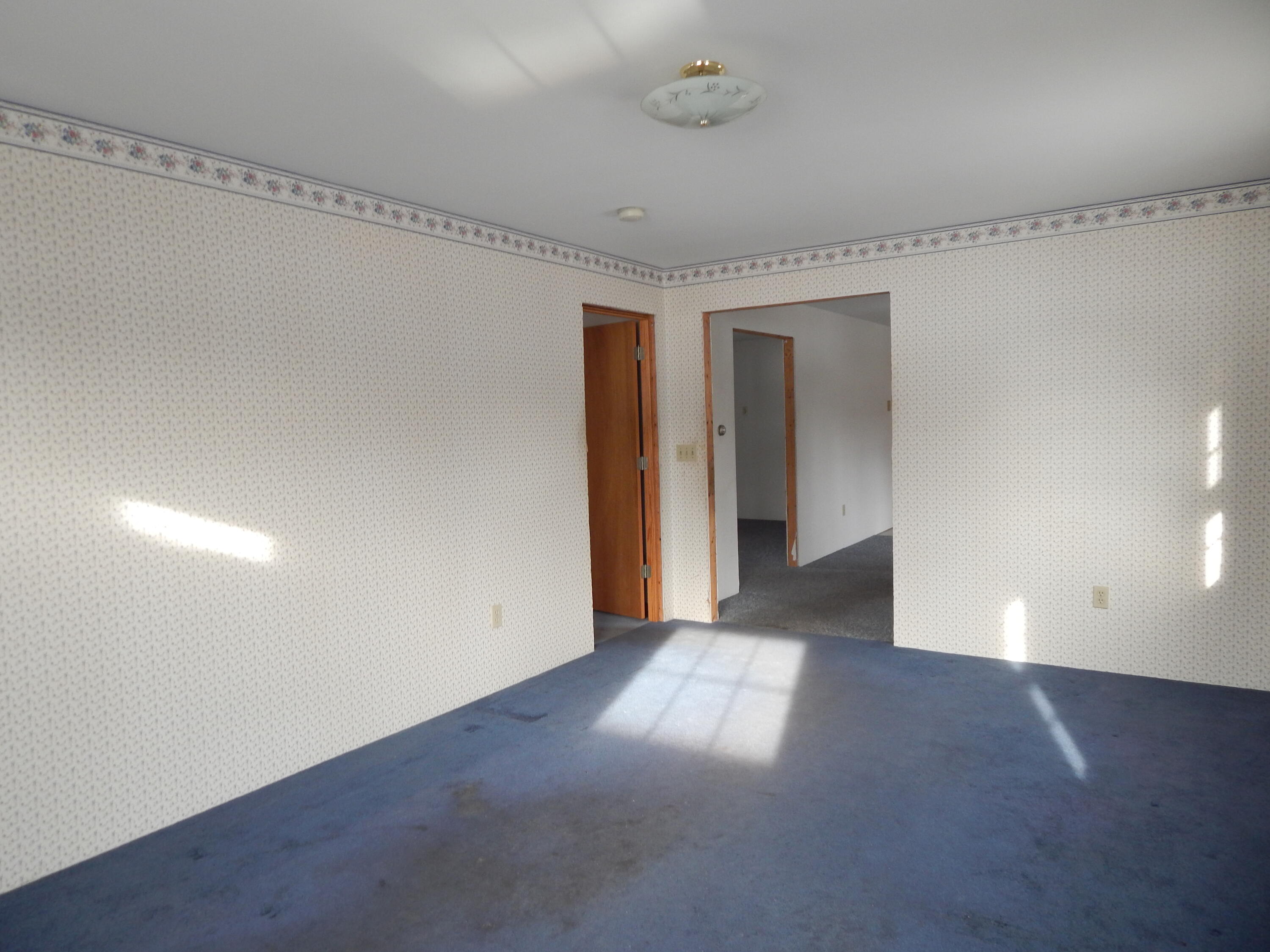 19 Park Street, Paris, ME, 04281