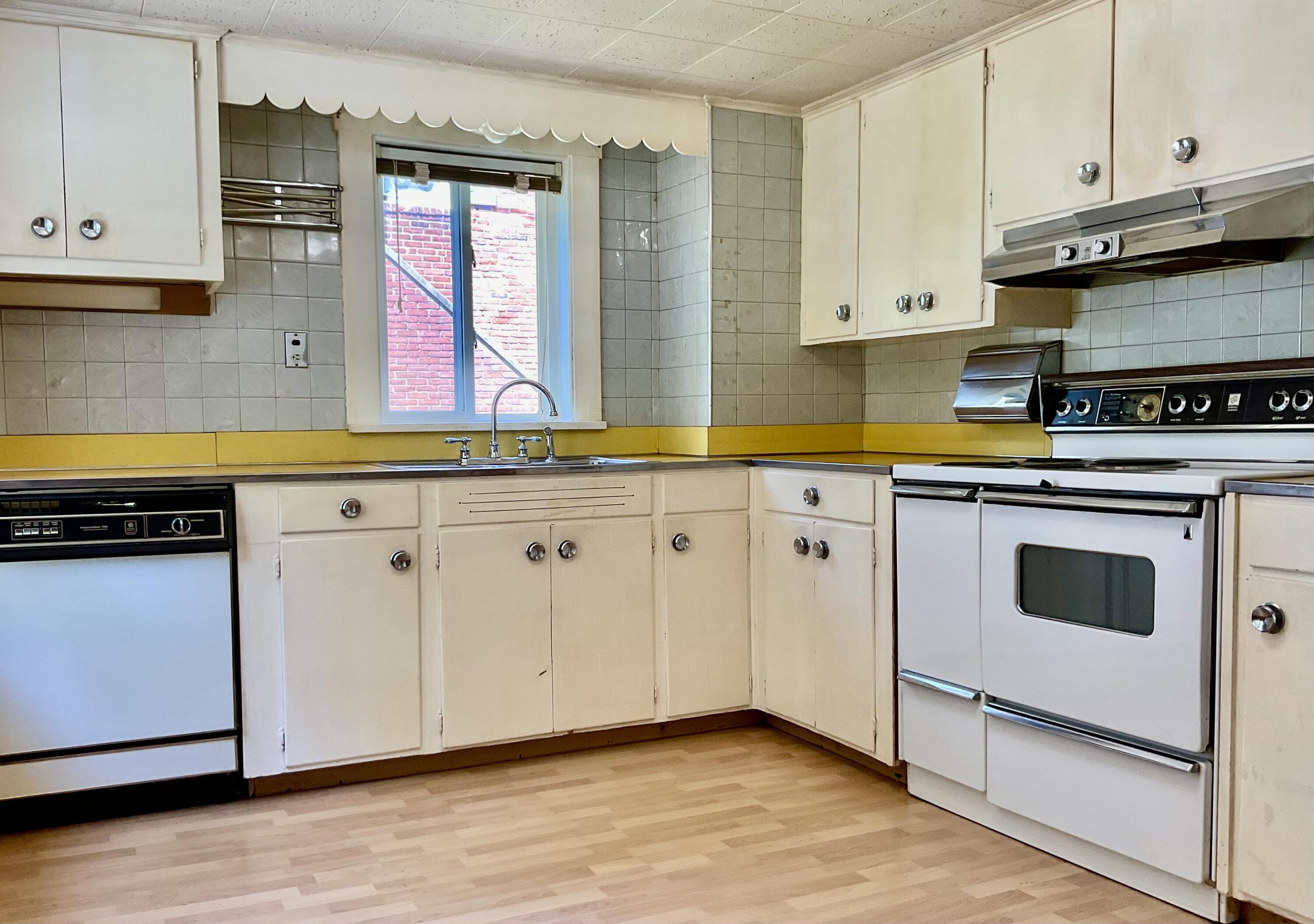 EAT-IN KITCHEN