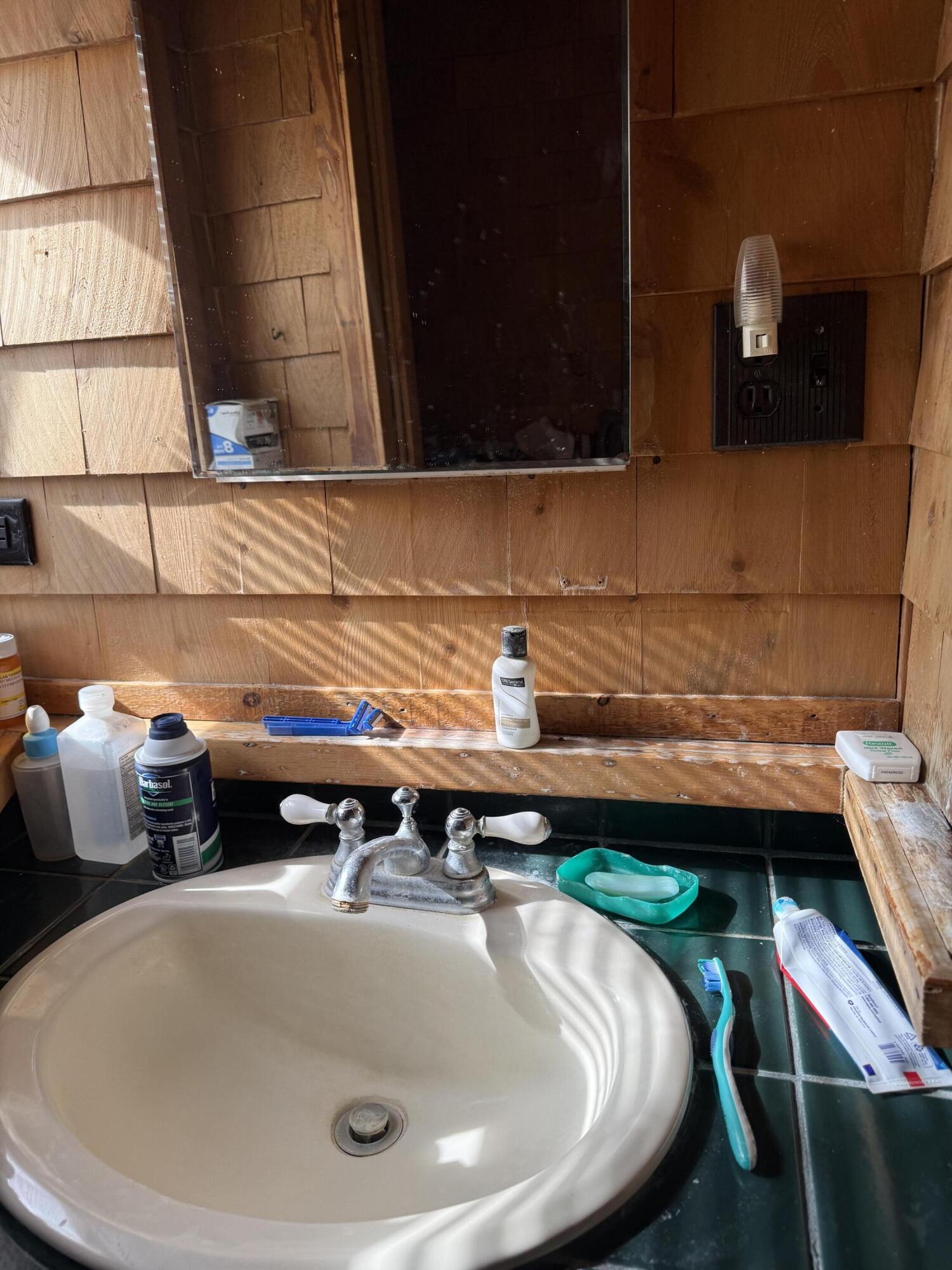 123 County Road, Milford, ME, 04461