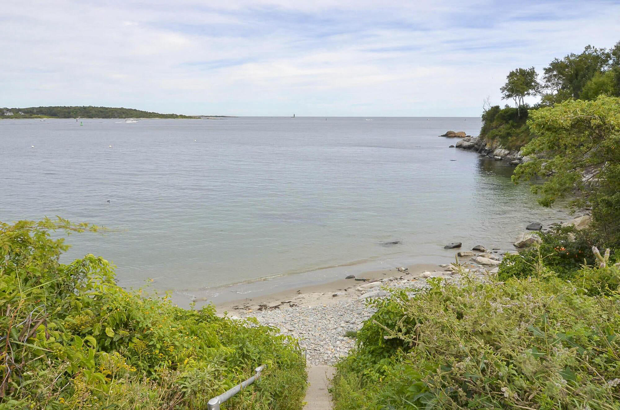 44 Warren Avenue, Cape Elizabeth, ME 04107 Easy walk to Cliff House Beach