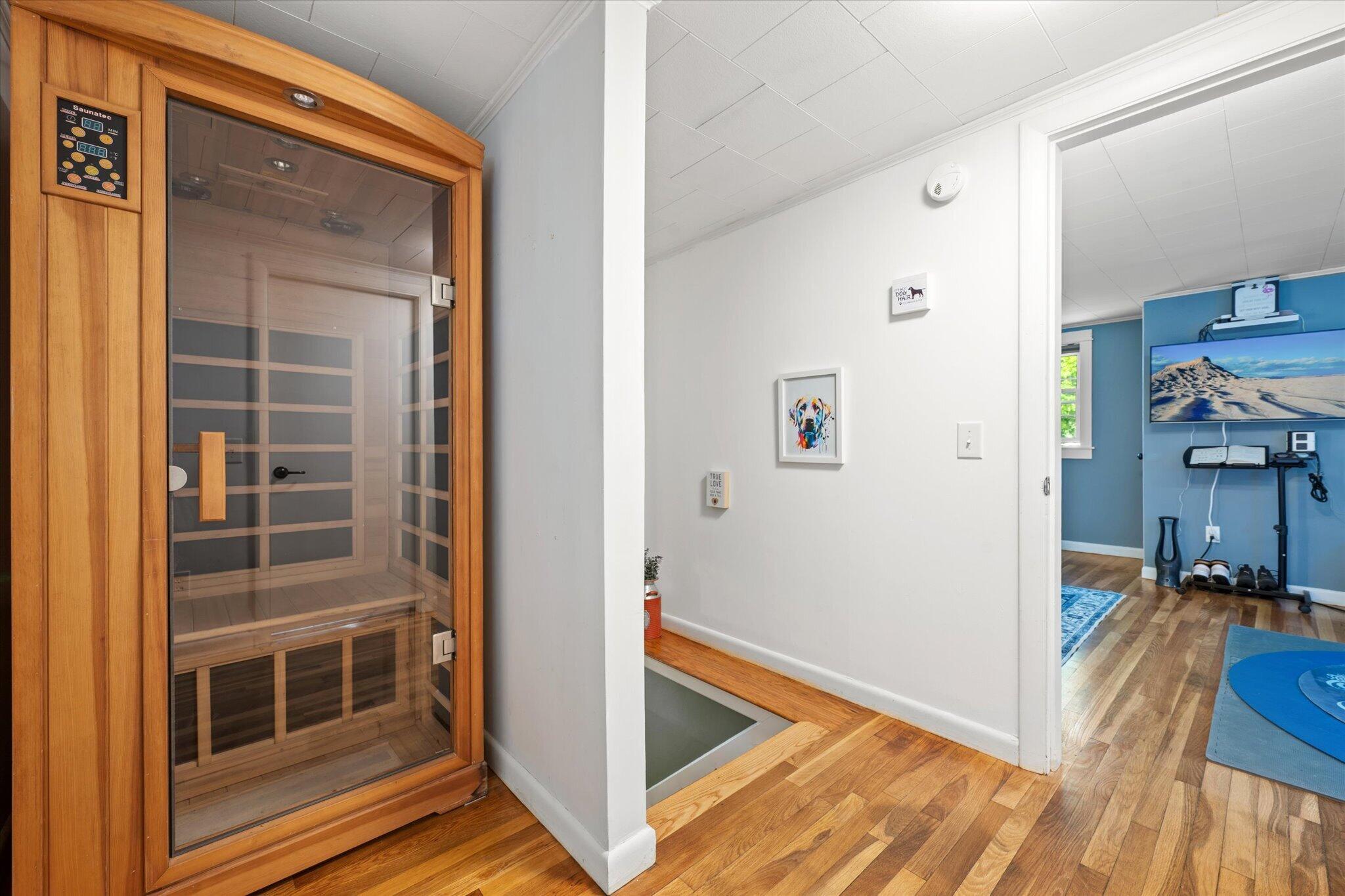 29-2nd Floor Hall