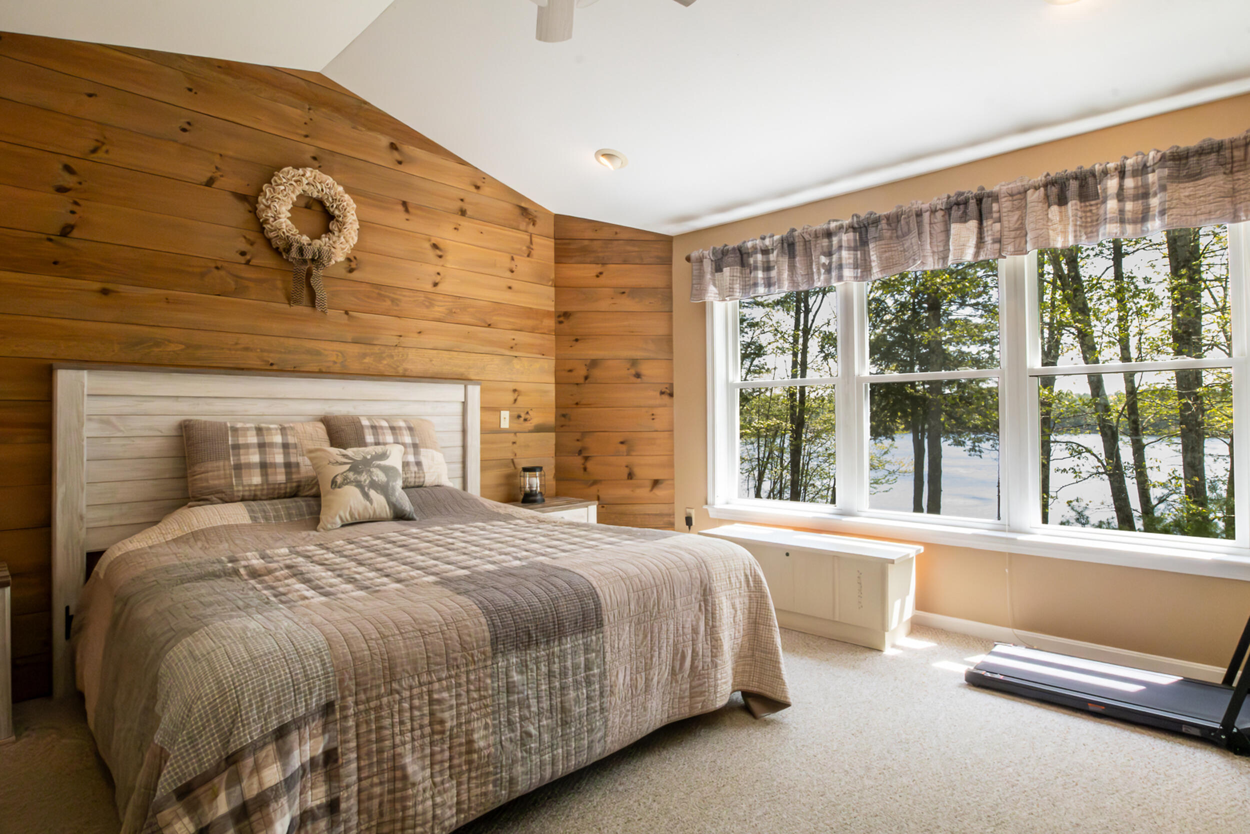 60 Diamond primary suite with lake