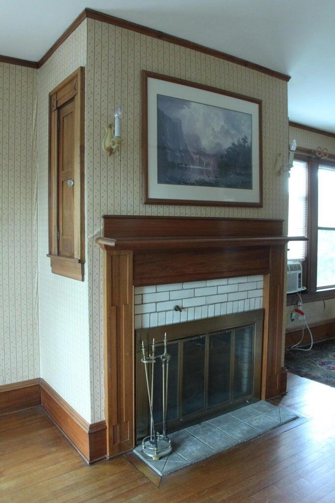 2nd floor working fireplace