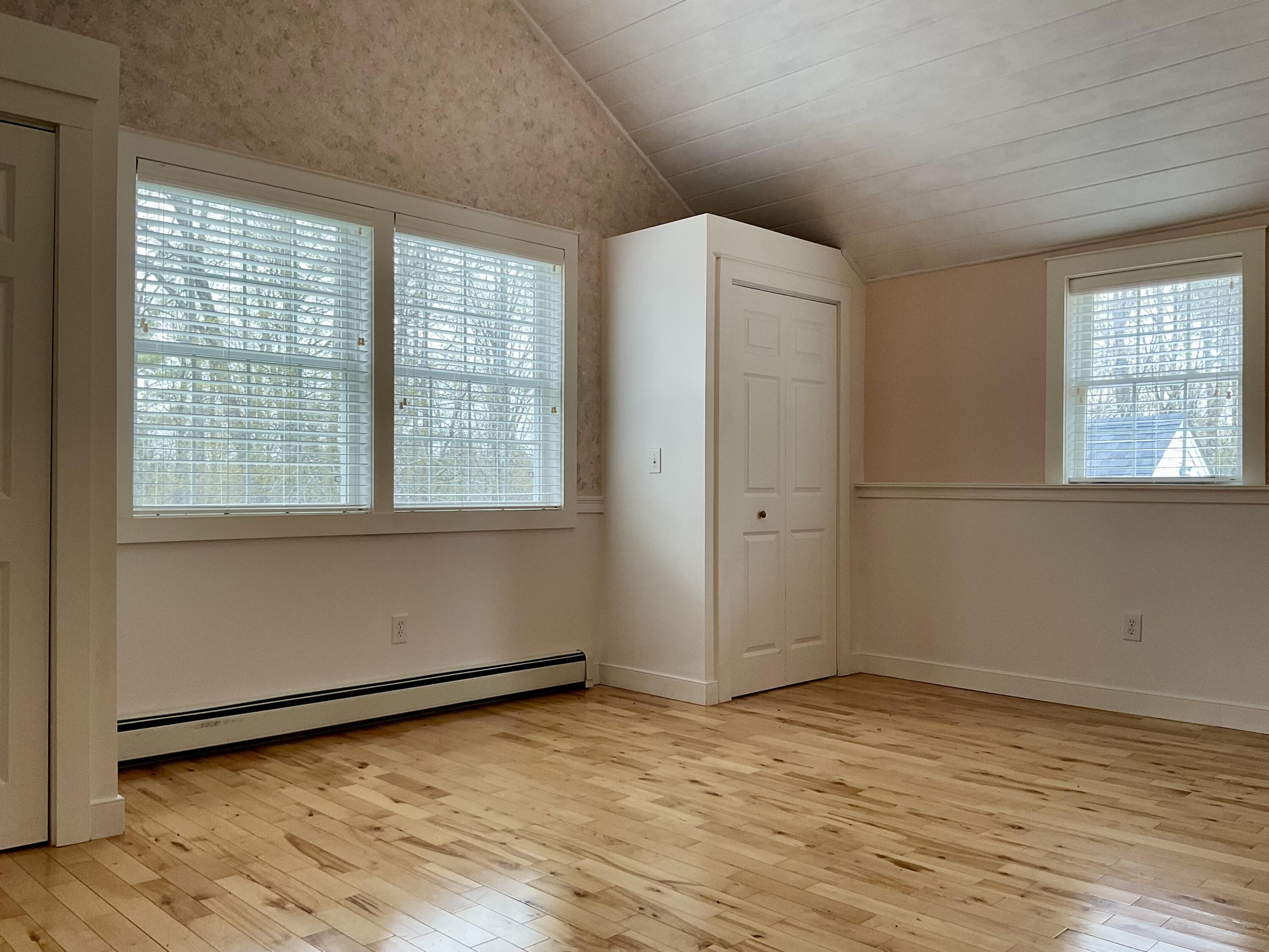VAULTED CEILING, DOUBLE CLOSETS