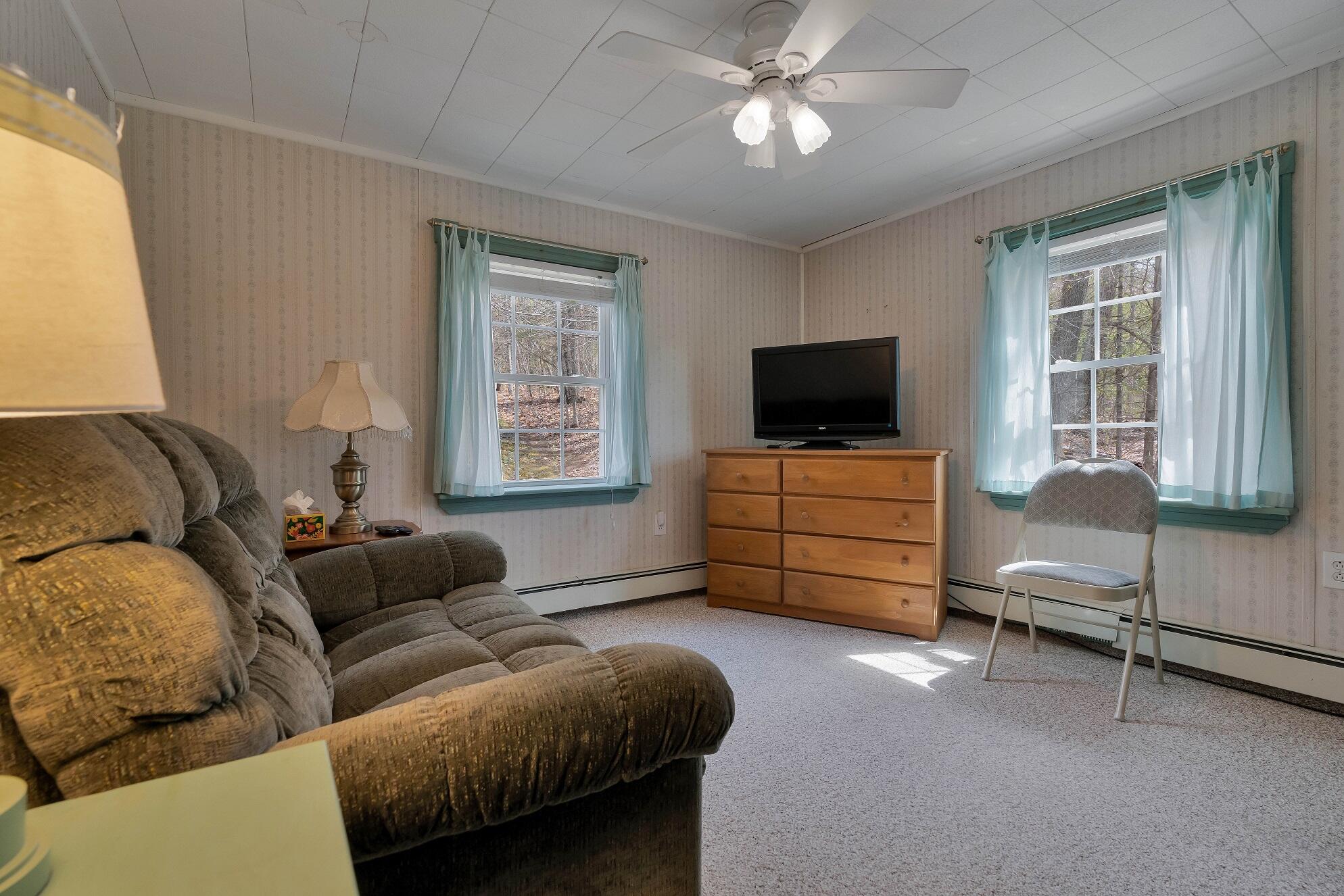 270 Hebron Road, Paris, ME 04281 Room