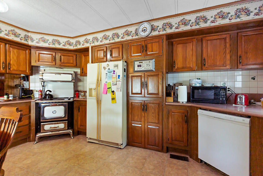 1650 N Belfast Avenue, Vassalboro, ME 04989 38_BP5A0222_DxO_mls