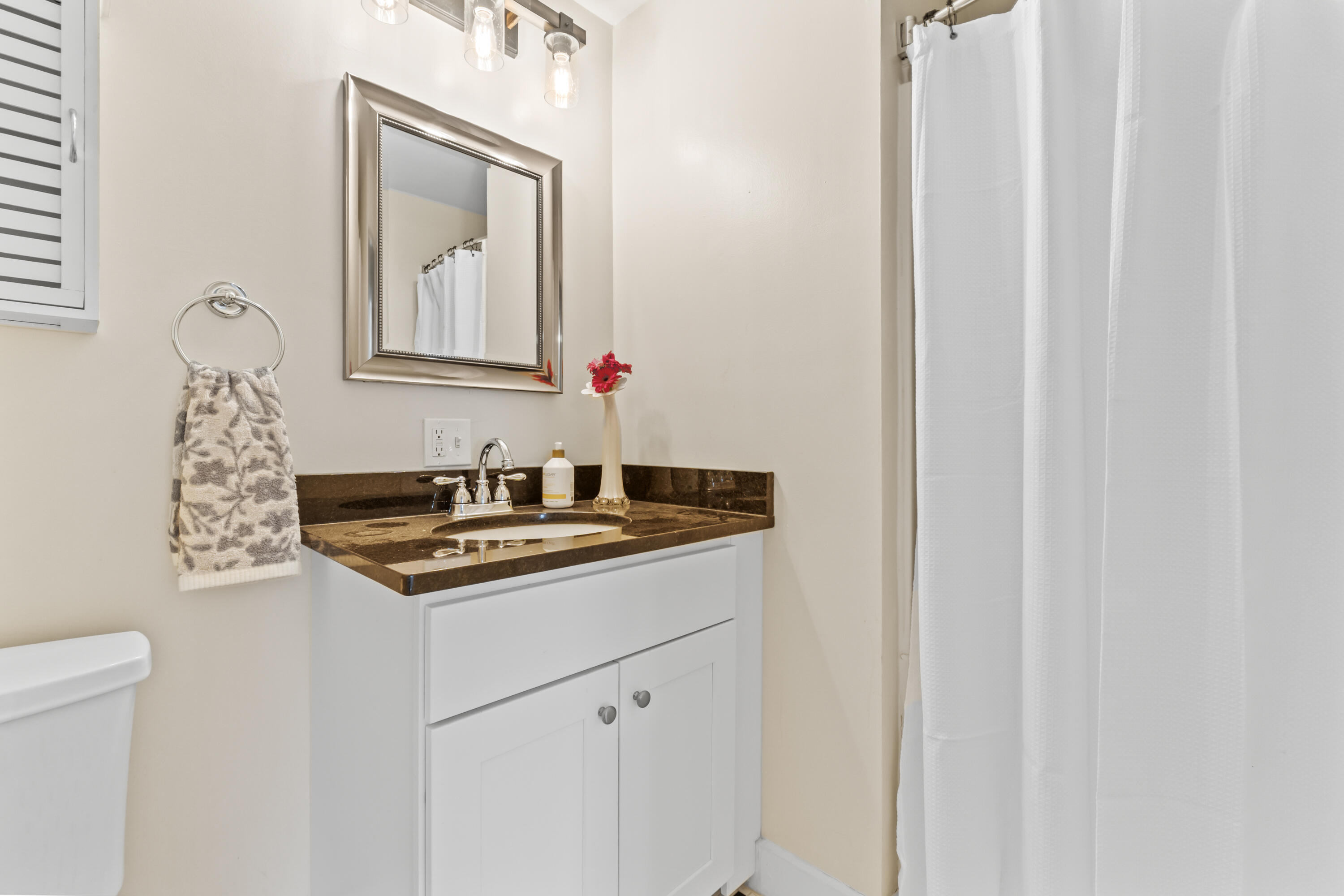 773 Congress Street, #3, Portland, ME 04102 upstairs full bath