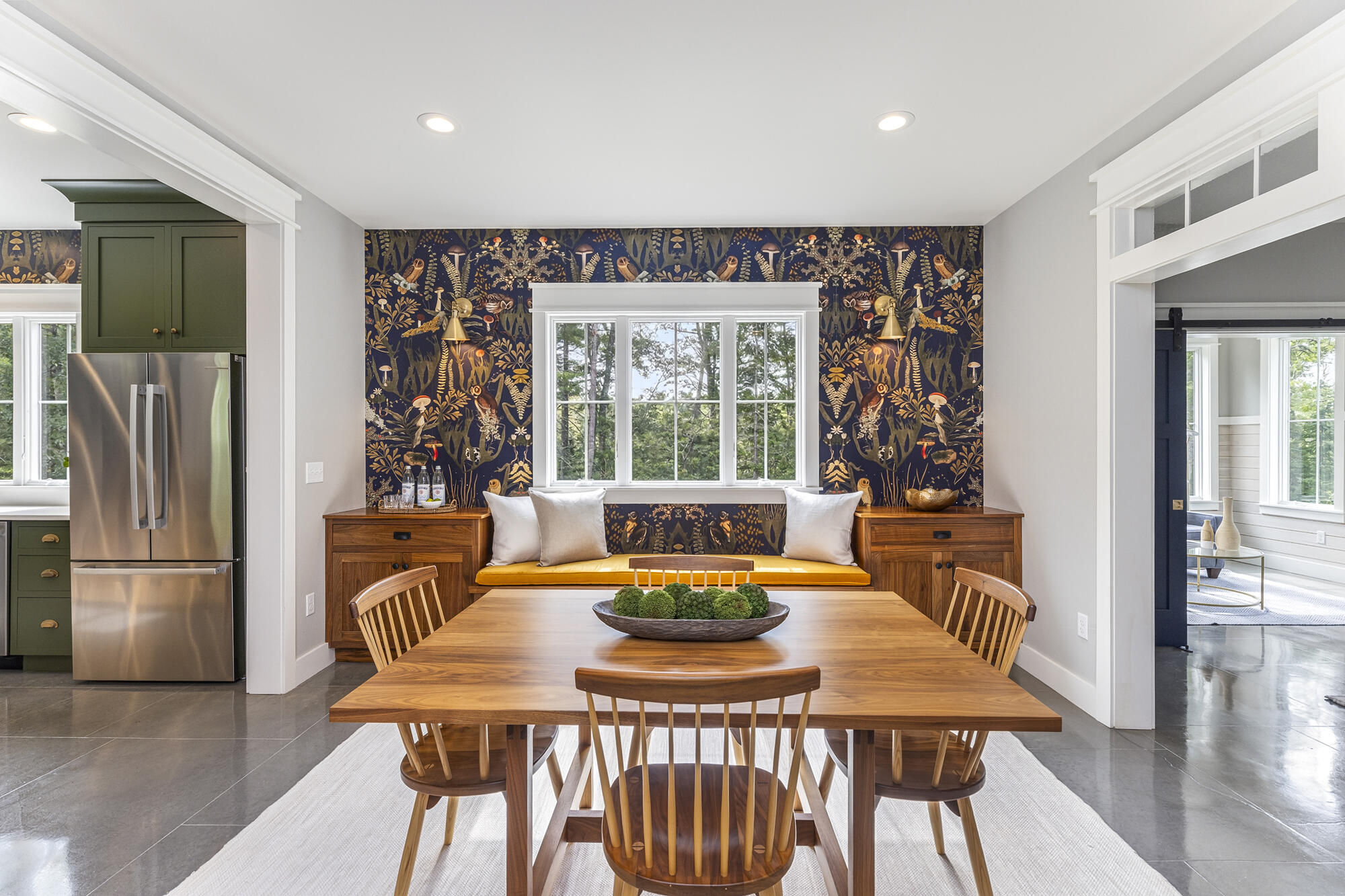 Open yet defined spaces