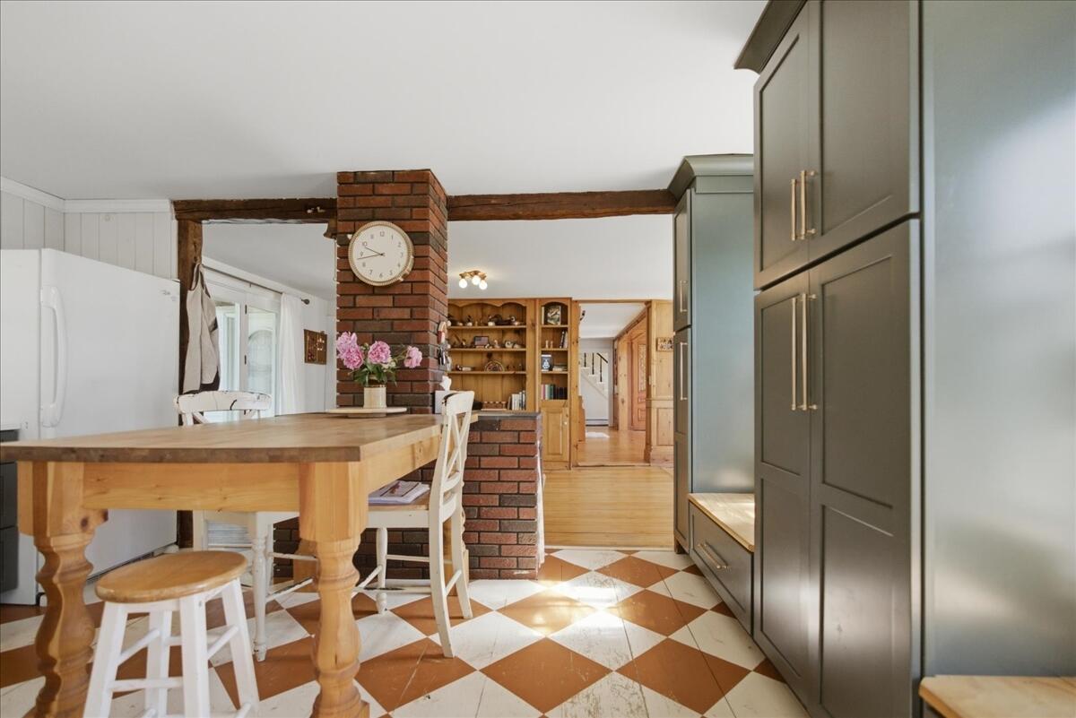So much kitchen storage