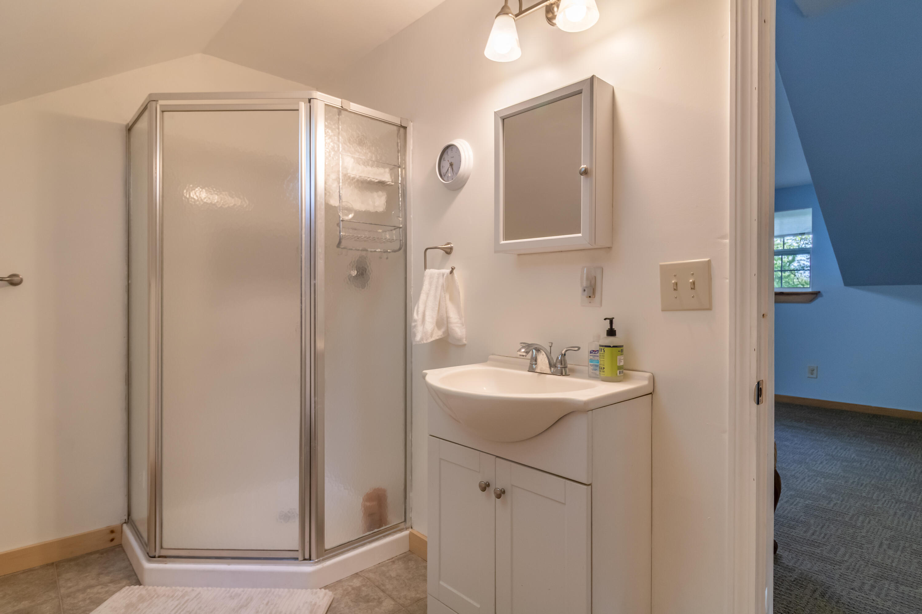 Full bath 2nd floor
