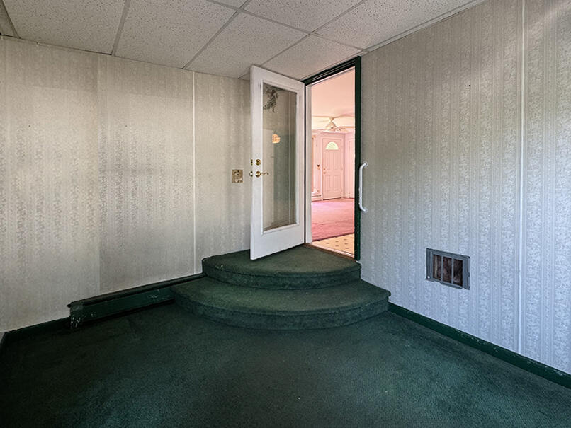 SIDE ENTRYWAY