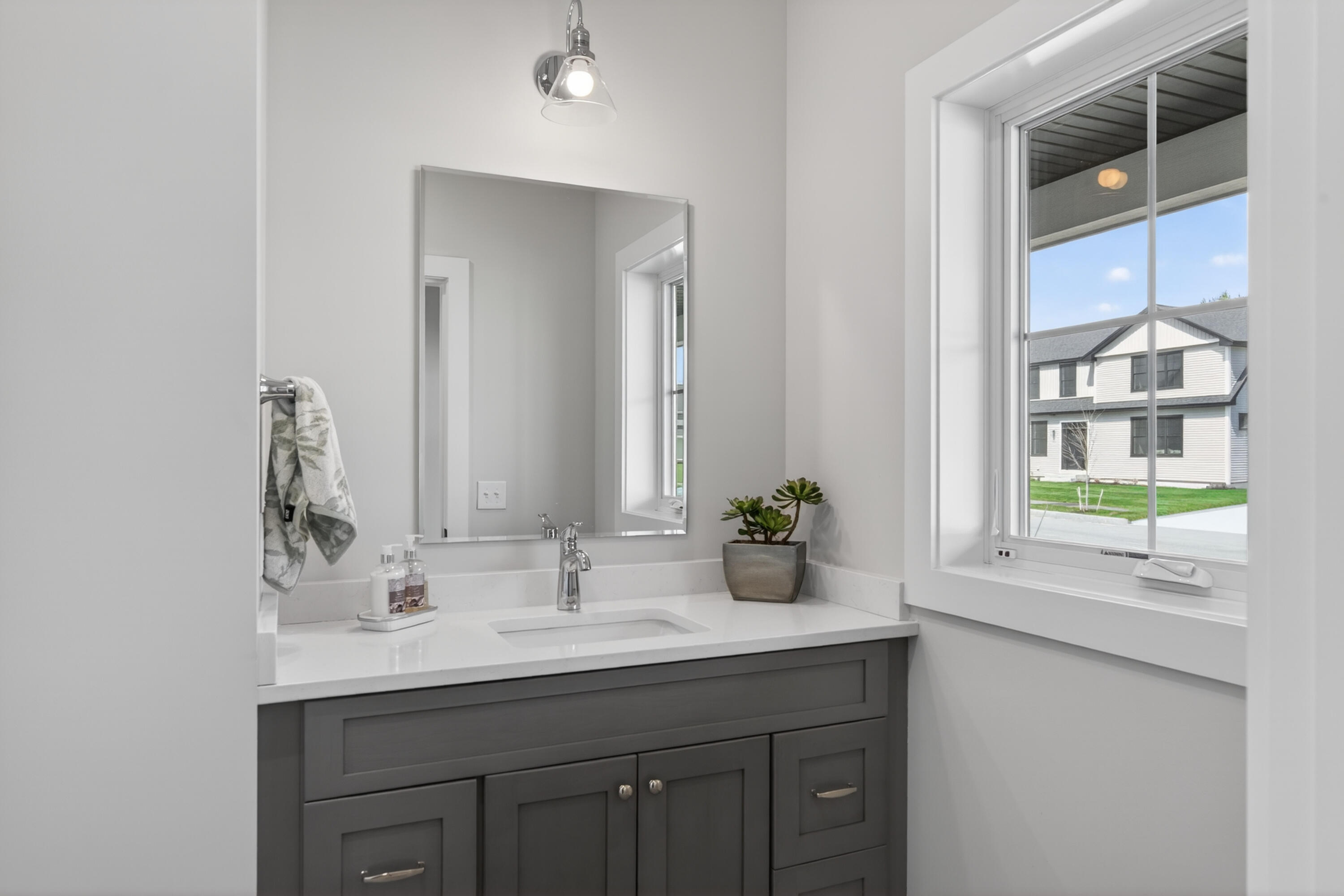 163 Owl's Nest Road, Portland, ME 04102 Powder Room