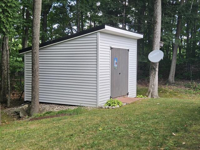 33. Shed on rt side