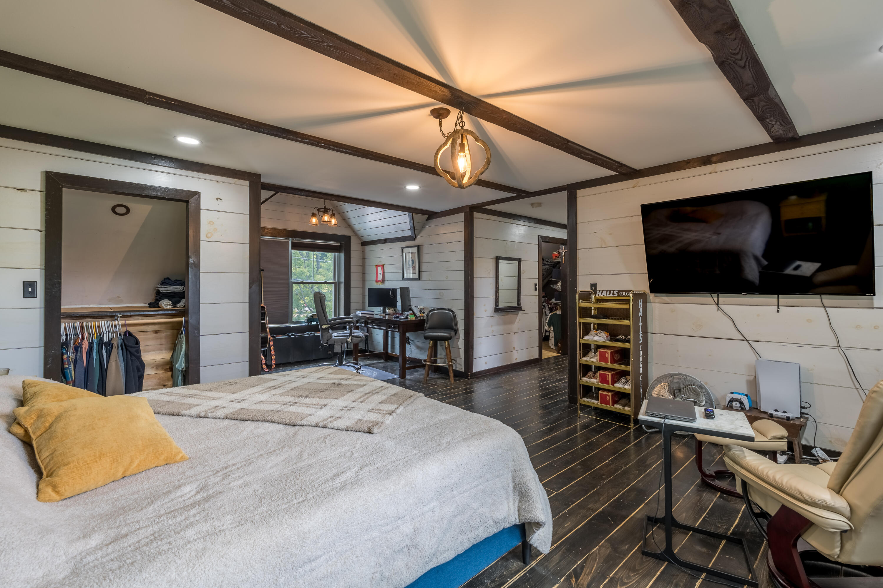 42 East Oxford Road, Paris, ME, 04281