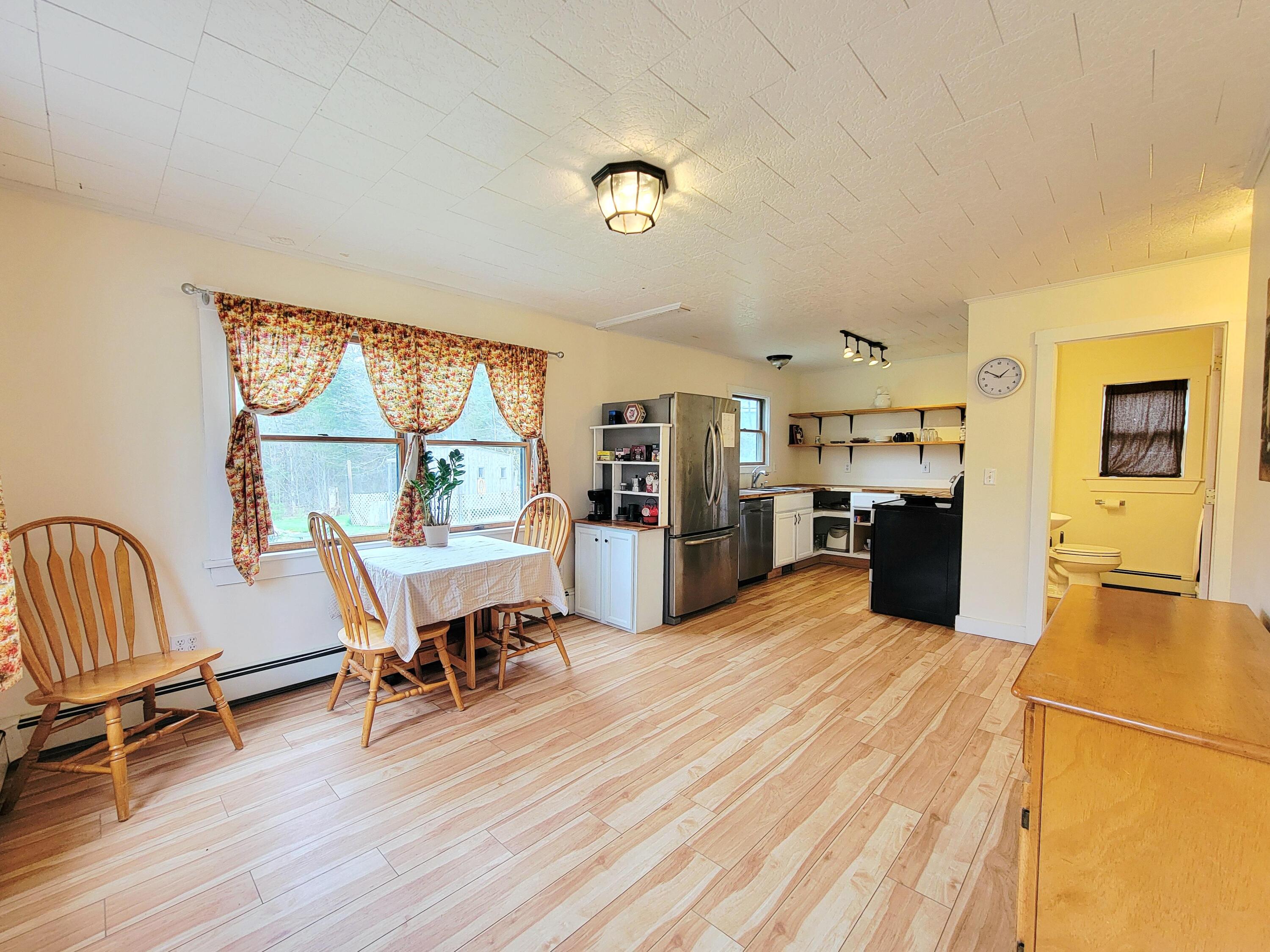 Large Eat-in Kitchen