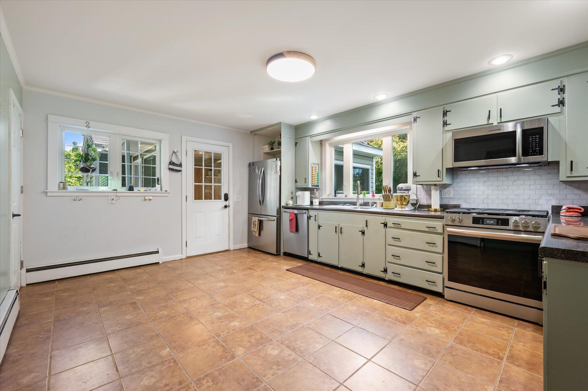 09-Eat-in Kitchen