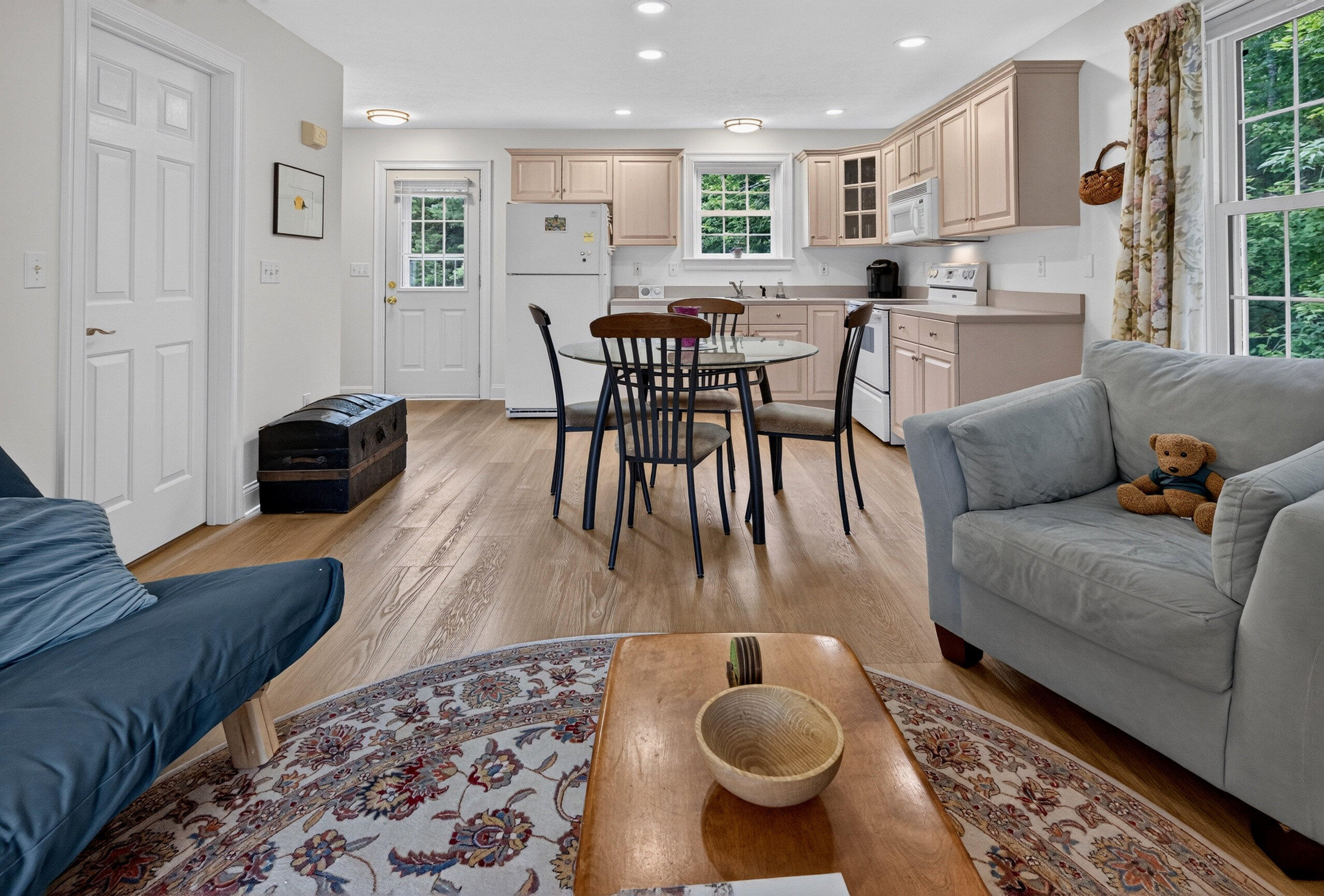 1 BD, 1 BA In-law above garage.