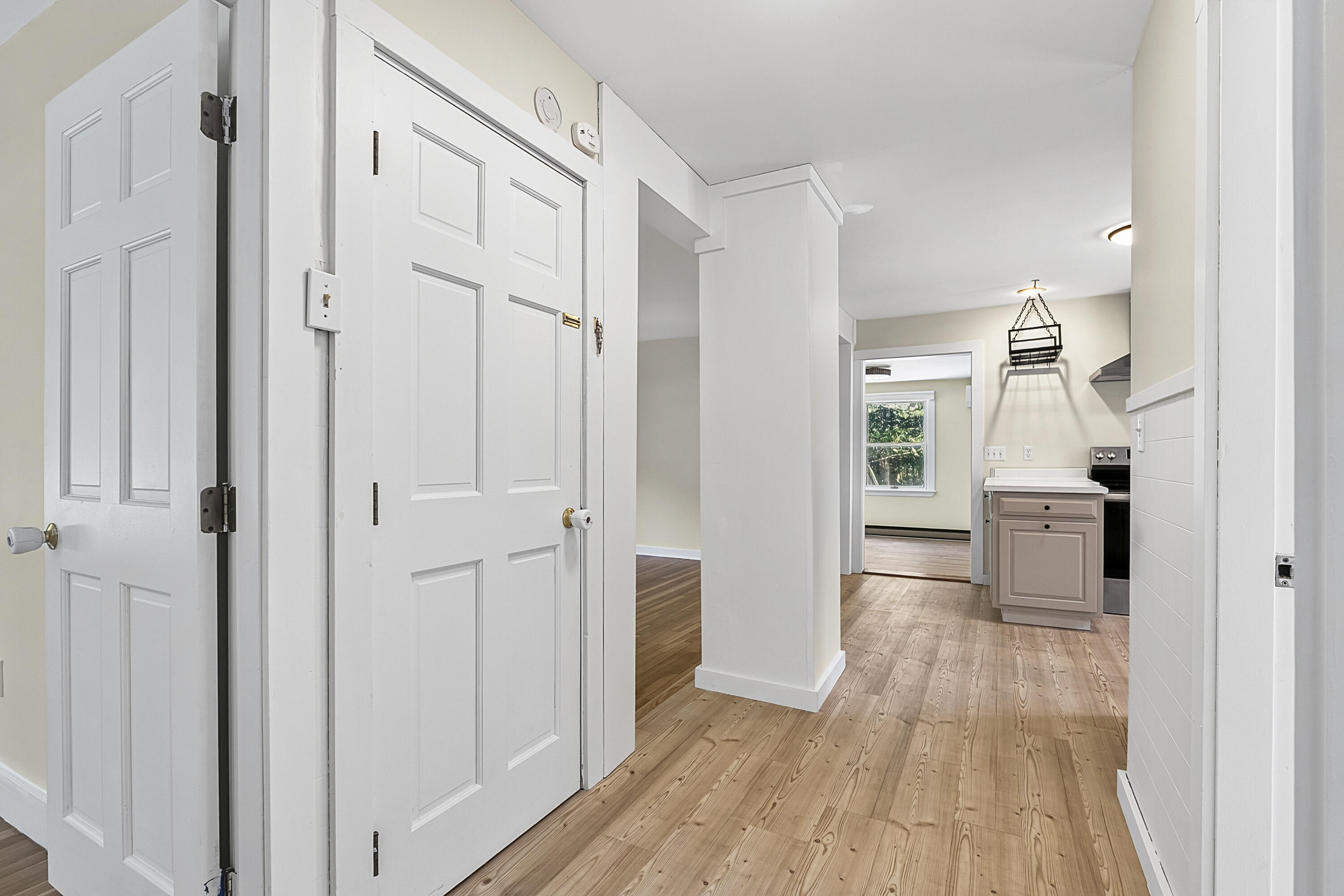 505 Foreside Road, Topsham, ME 04086 1st floor hallway
