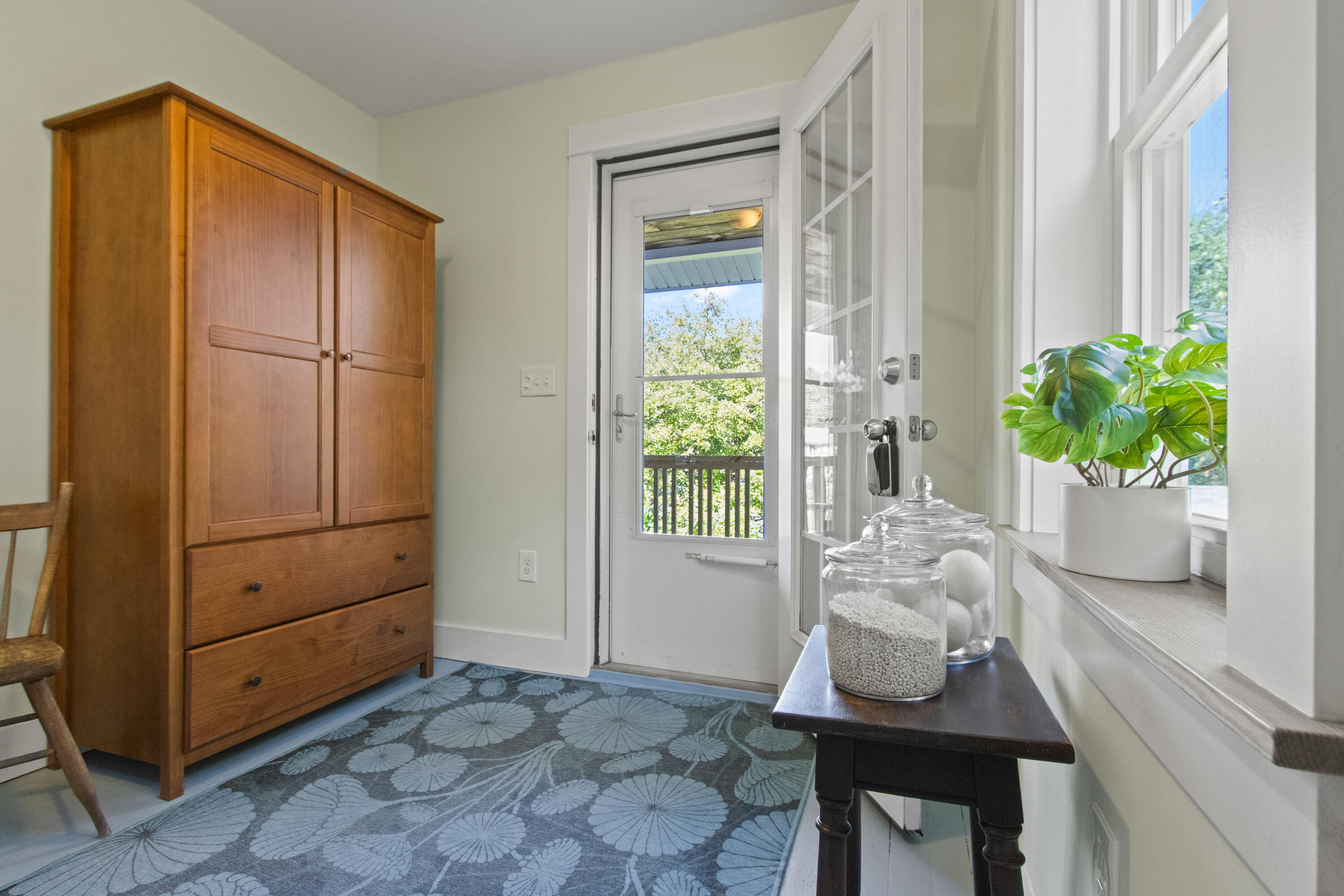 118 Rowe Avenue, Portland, ME 04102 Entryway & Laundry Room