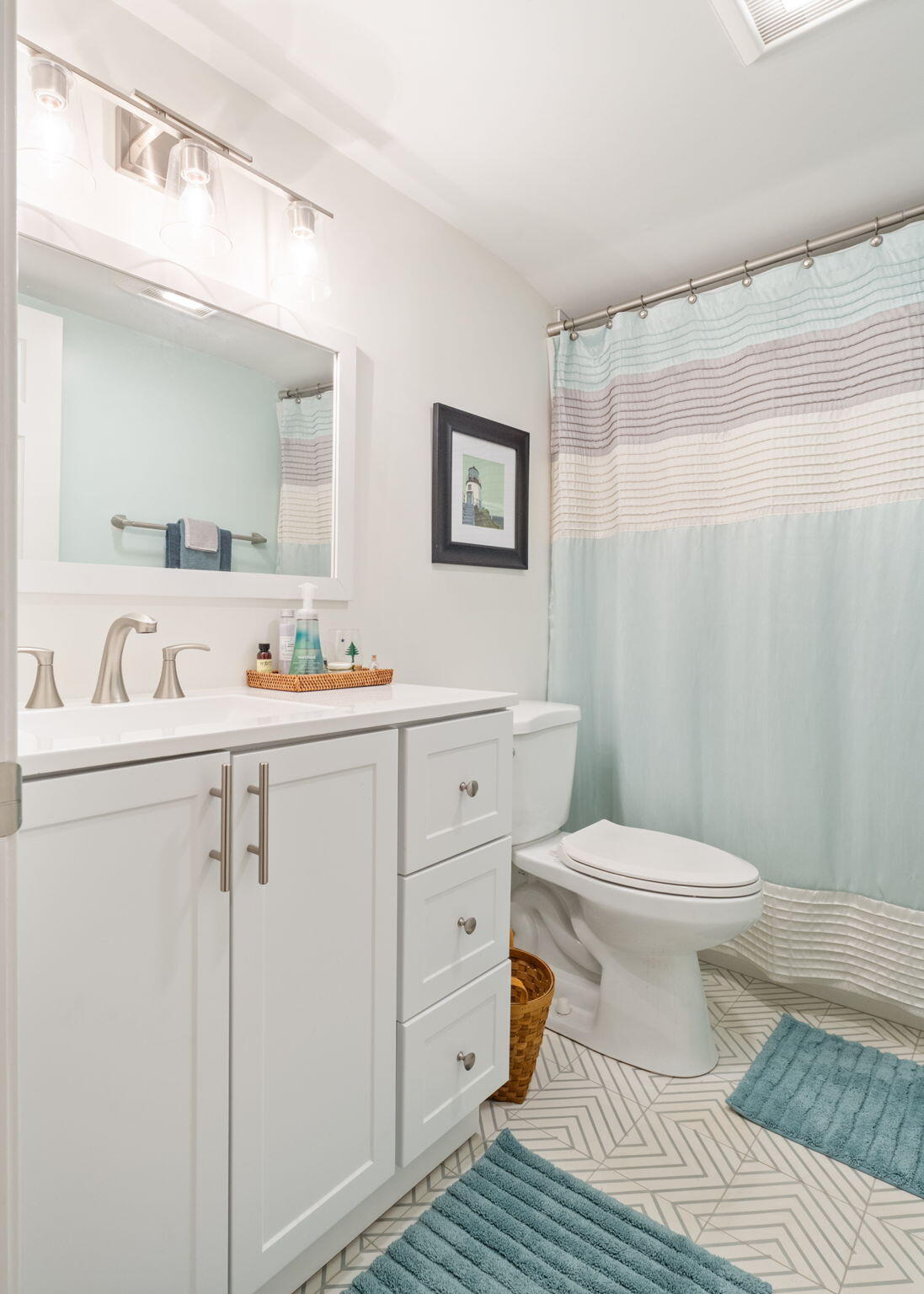 303 Middle Road, Falmouth, ME 04105 2nd Floor Full Bath