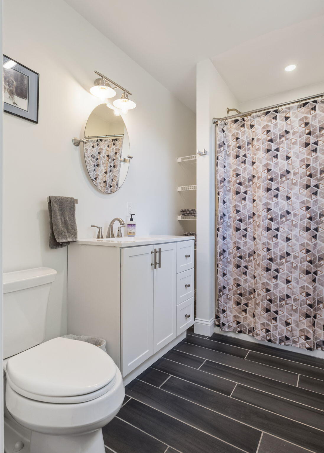 2nd floor large bedroom 2 en suite bathroom