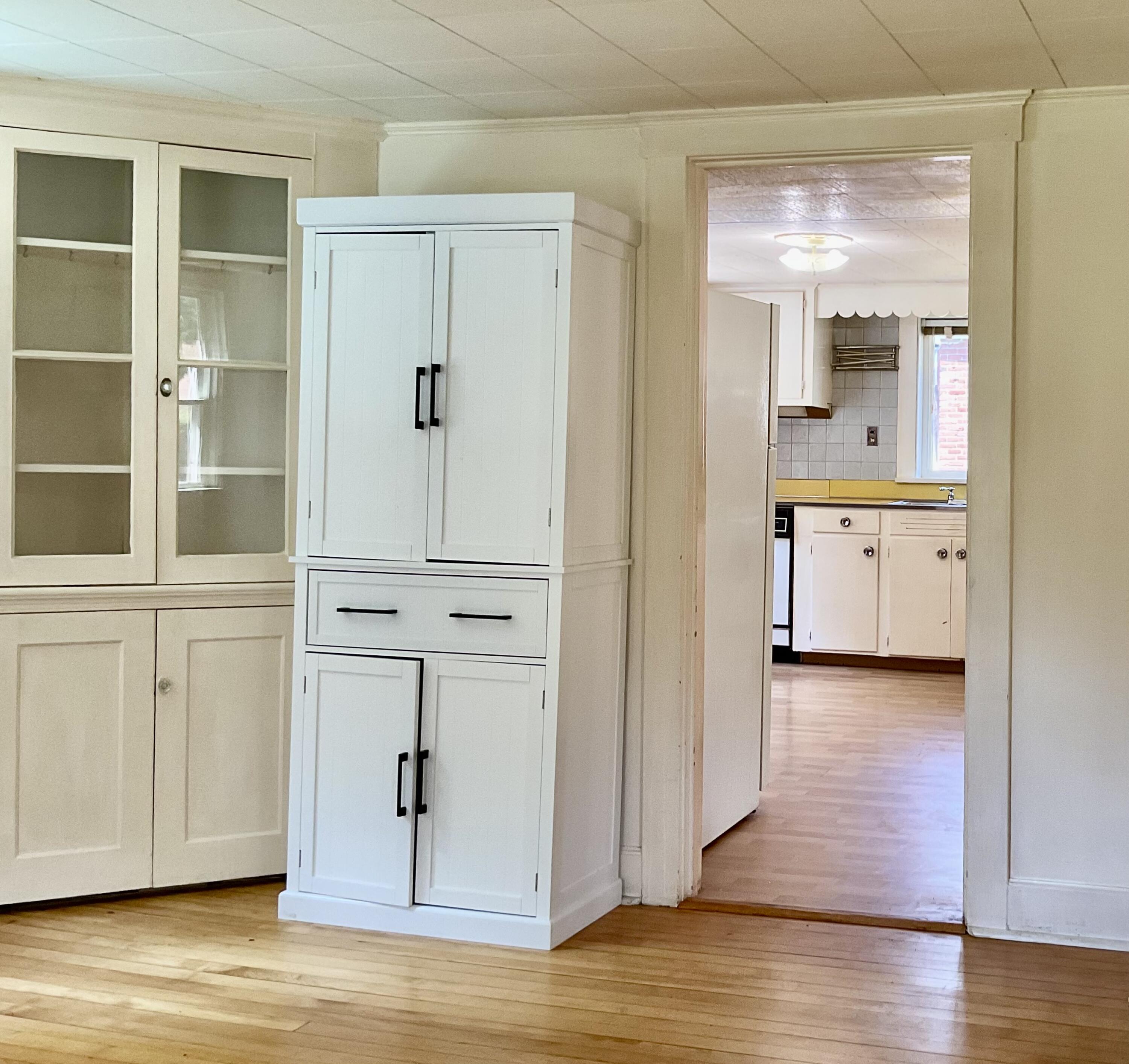 BUILT-IN CORNER CUBOARD AND VIEW INTO KITCHEN