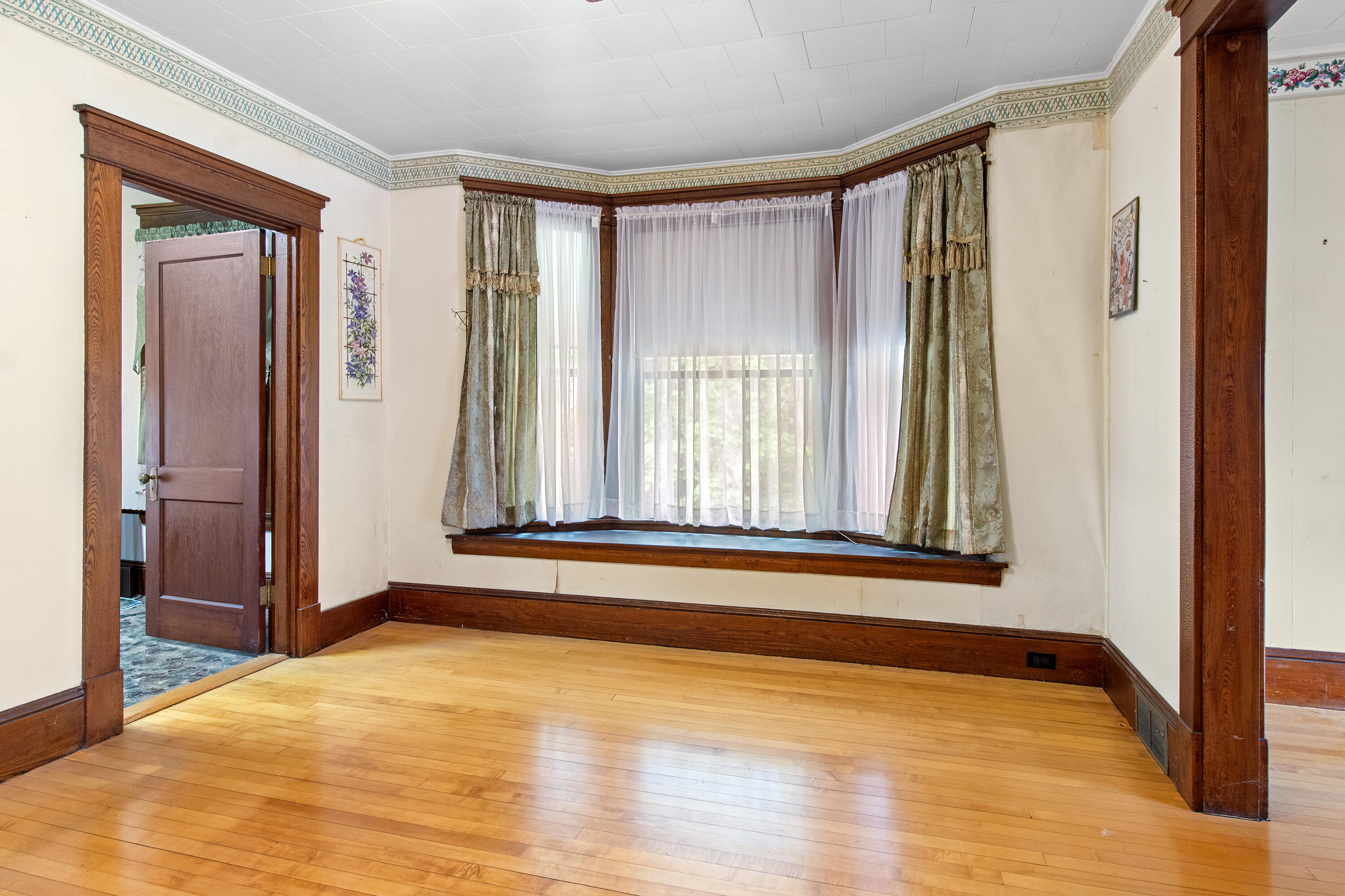 28 Main Street Hill diningroom