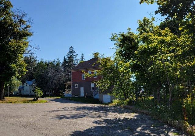 49 W Broadway, Lincoln, ME, 04457