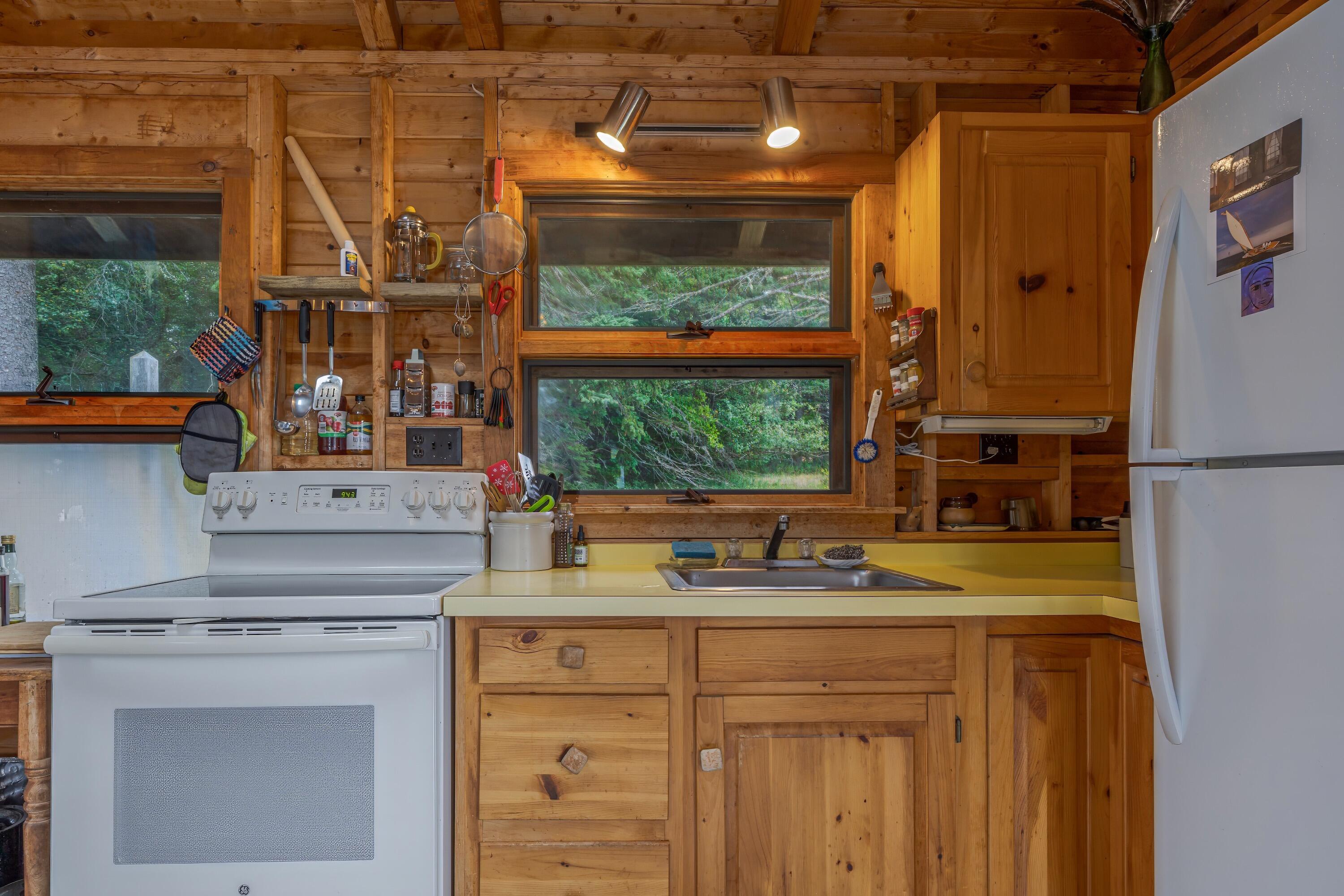 163 Back Road, Brooklin, ME 04616 Guest Cabin