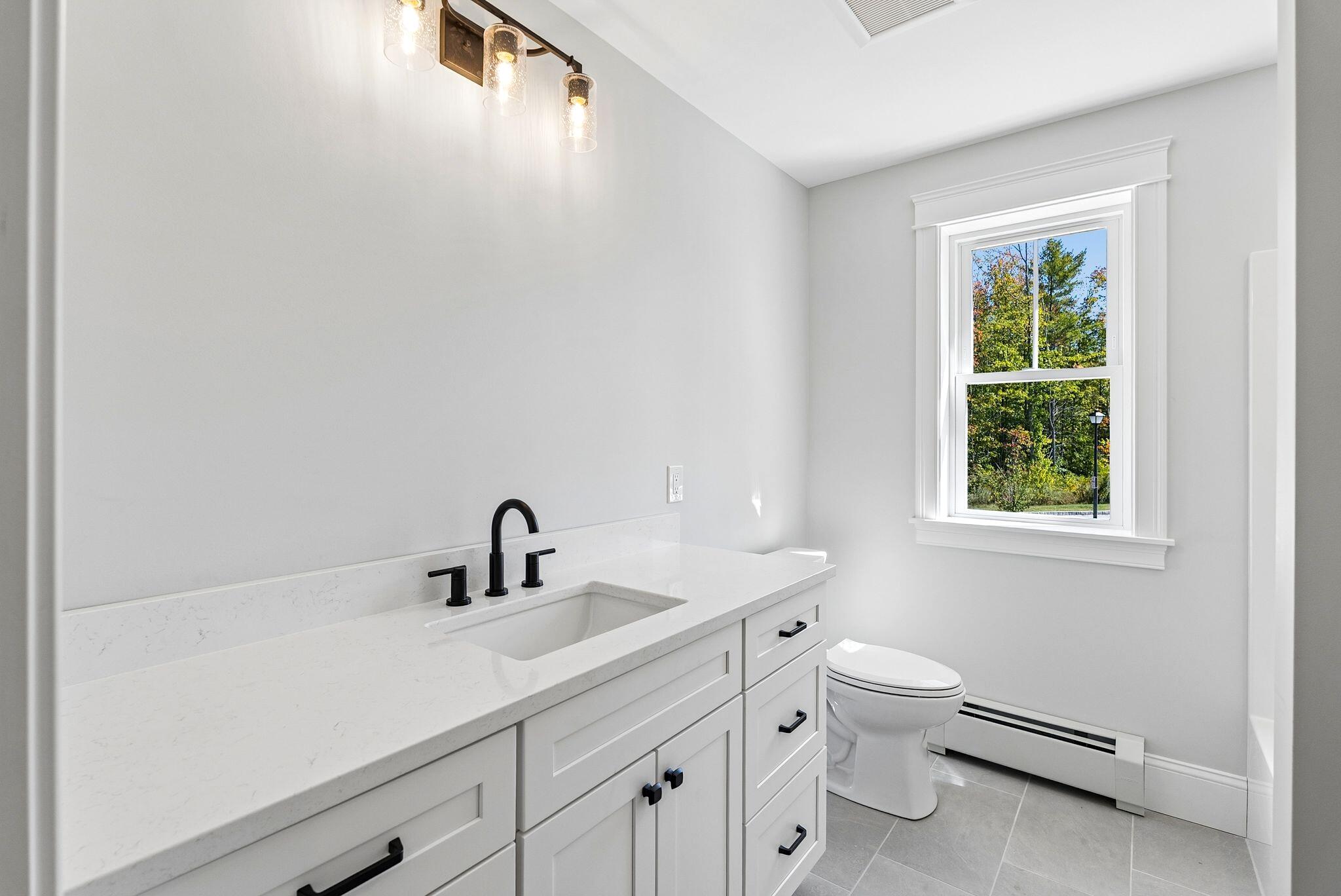 60 Brandy Lane, Portland, ME 04103 Full hall bath
