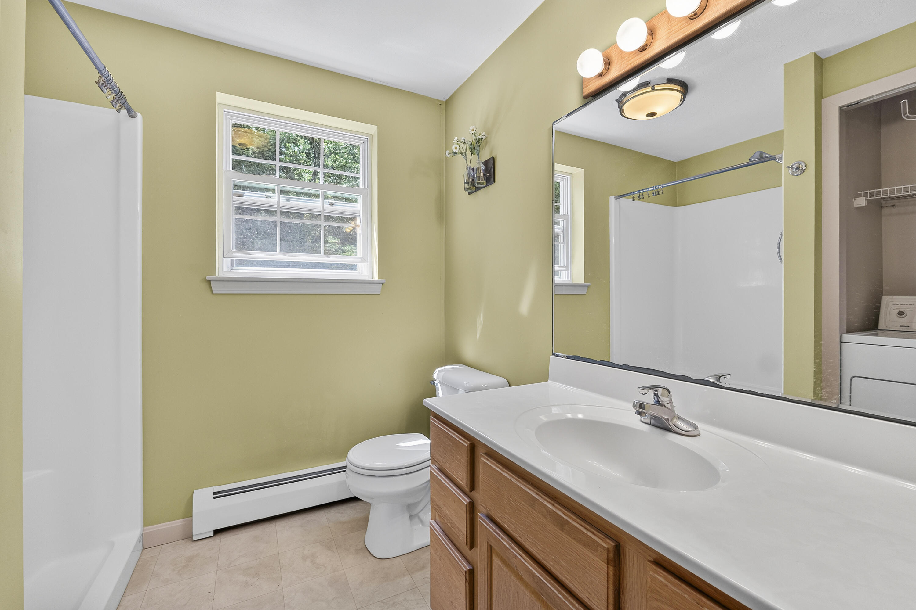 2nd Floor Full Shared Bath