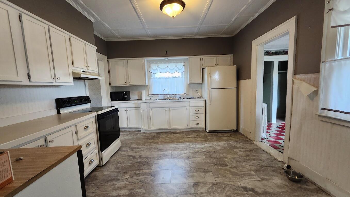 17 Bates Street, Millinocket, ME, 04462