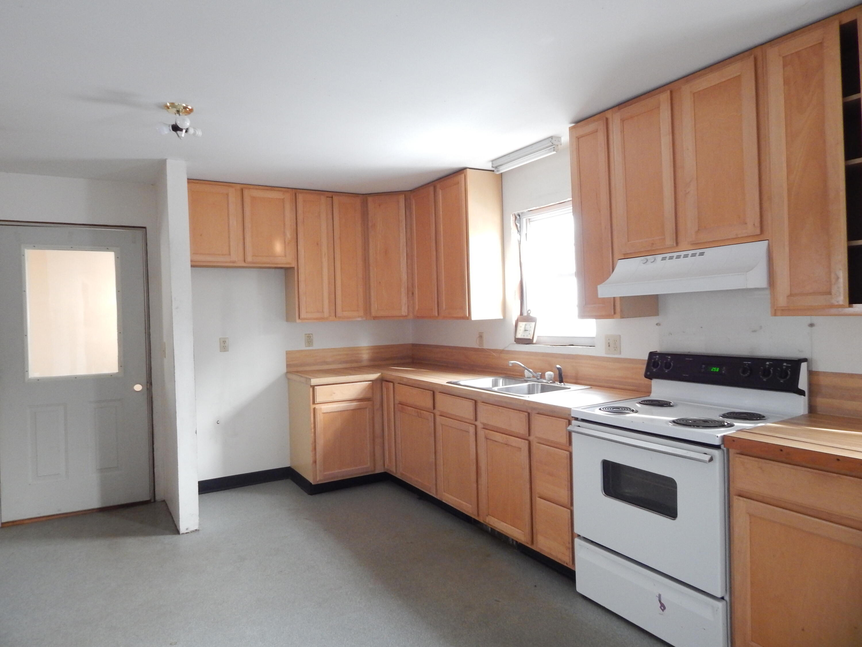 19 Park Street, Paris, ME, 04281