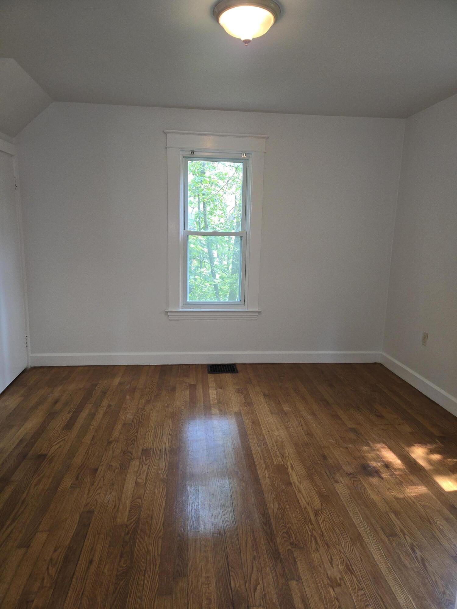 25 Falmouth Road, Falmouth, ME 04105 UNIT 1