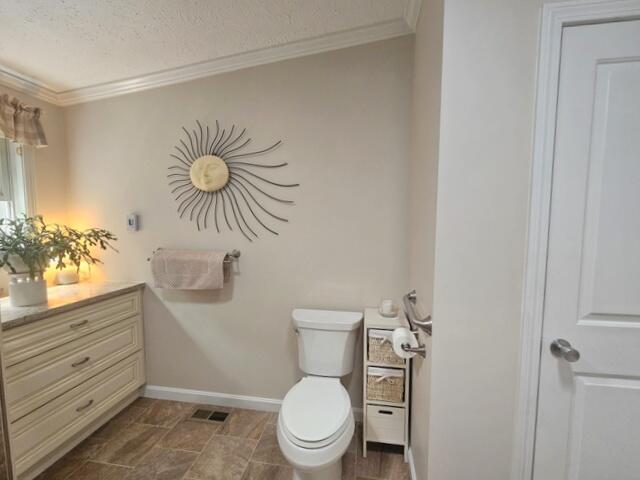 29.8 Large bath with linen closet