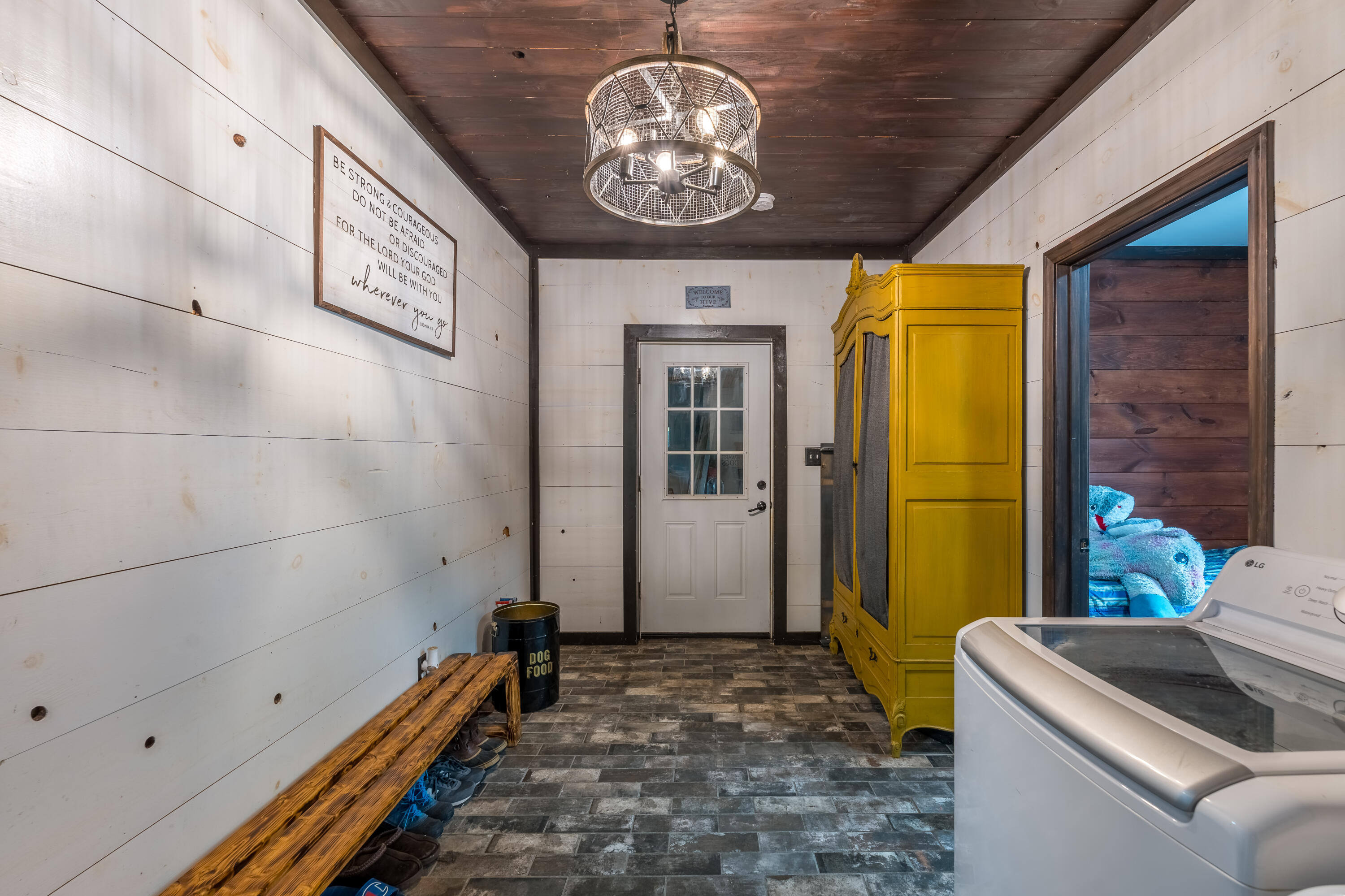 42 East Oxford Road, Paris, ME, 04281