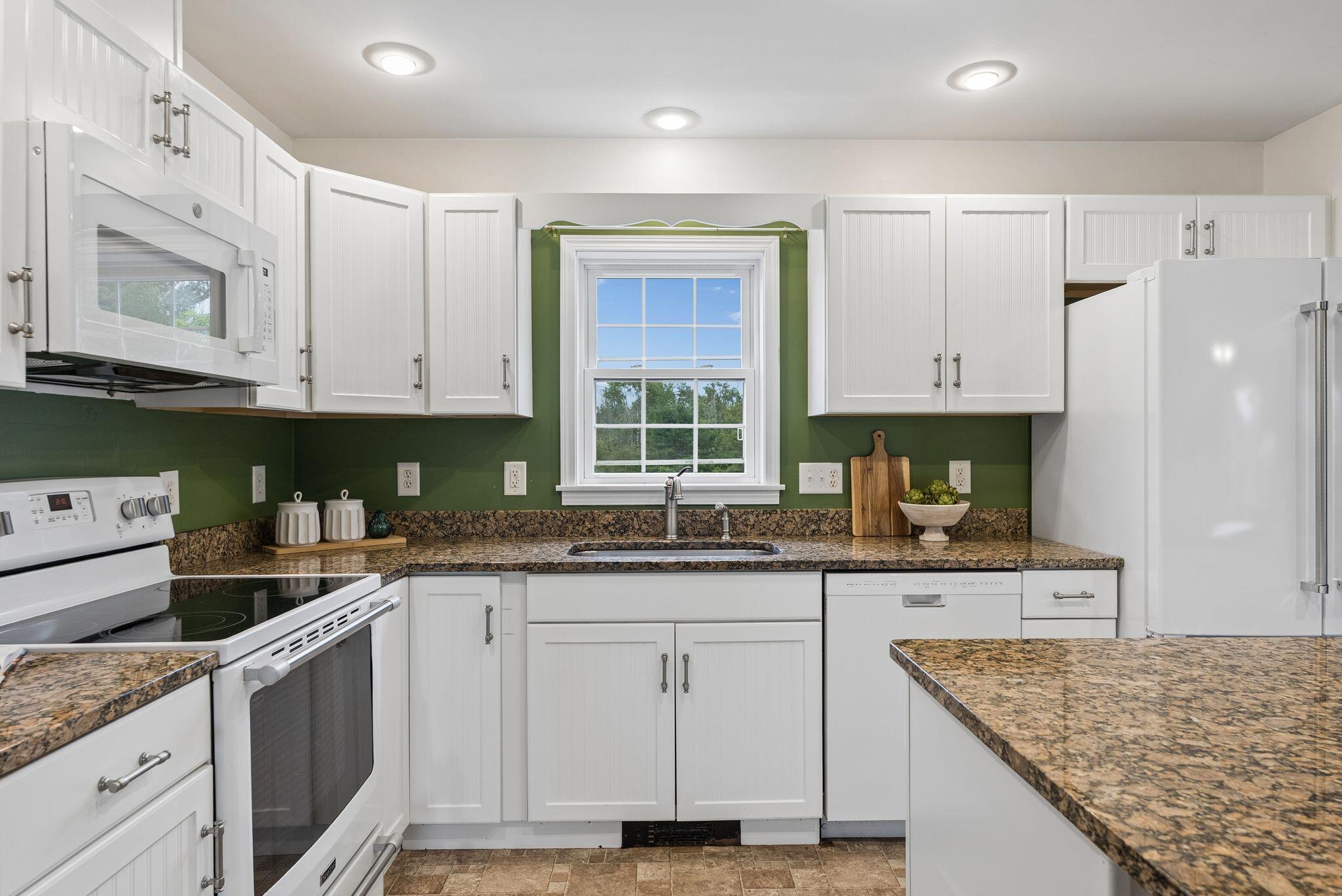 31 Murray Drive, Buxton, ME 04093 31 Murray Dr