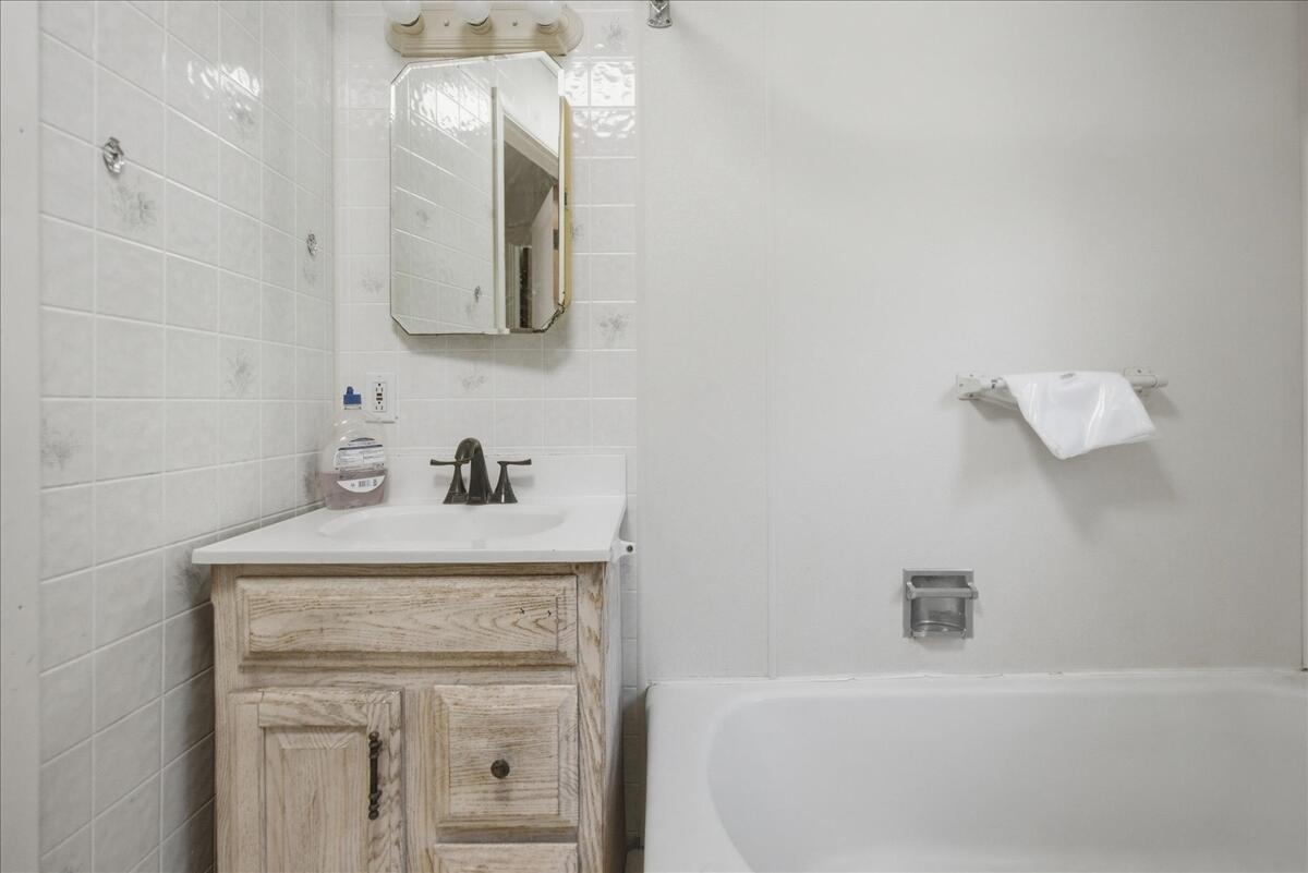 1827 Minot Avenue, Auburn, ME 04210 44-1-44