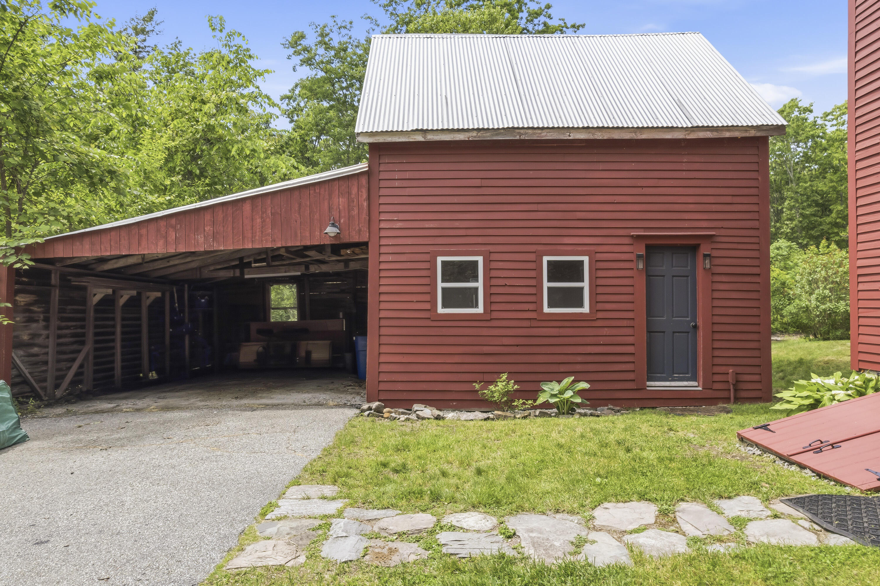 Workshop & exercise room with attached carport