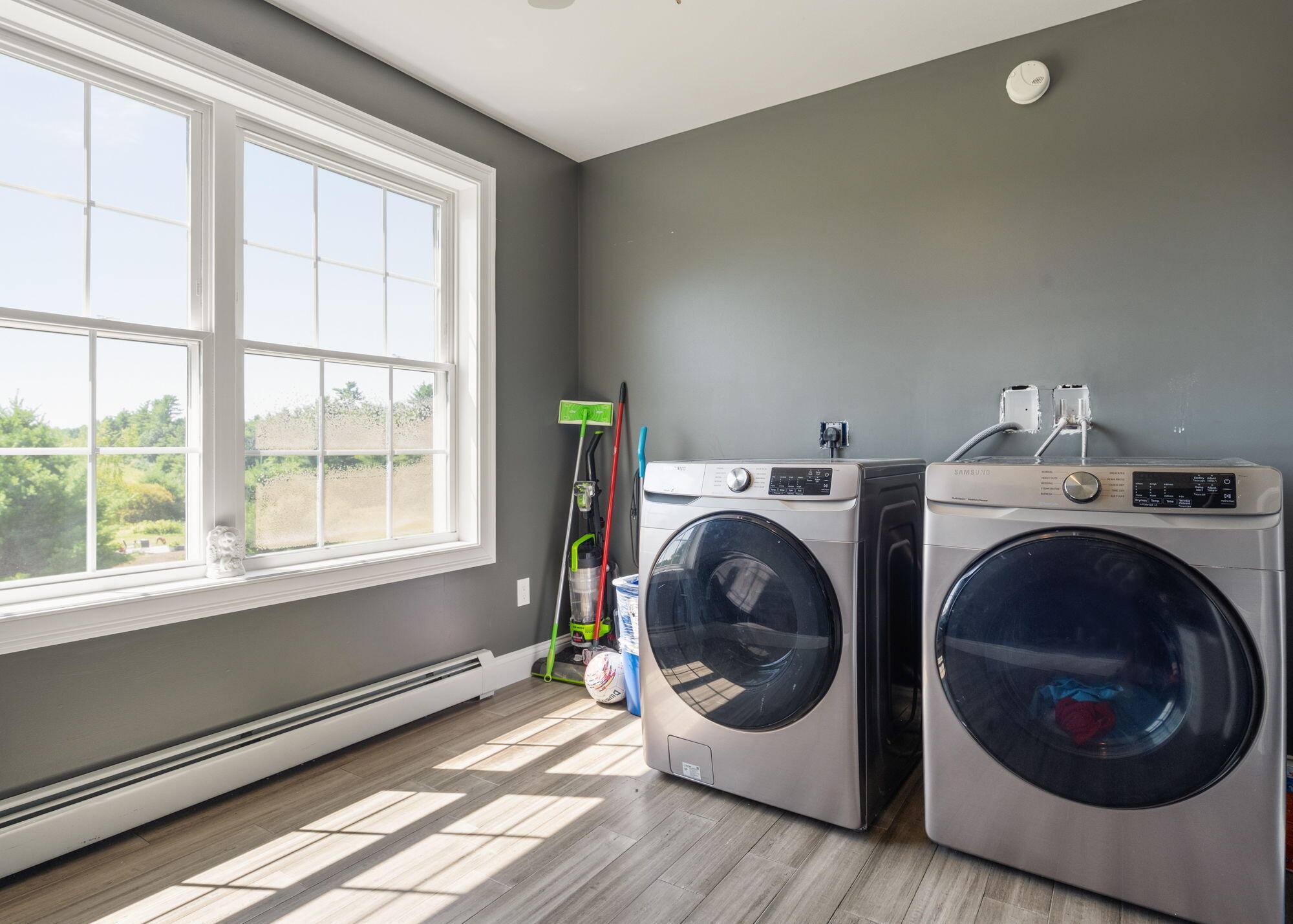 Large laundry room 2nd floor