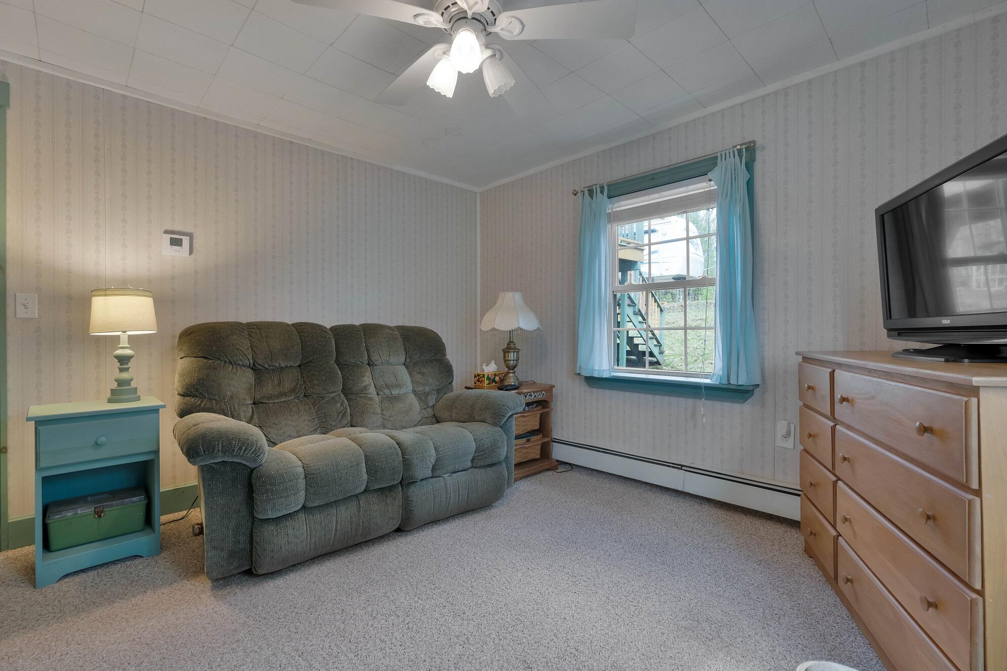 270 Hebron Road, Paris, ME 04281 Room